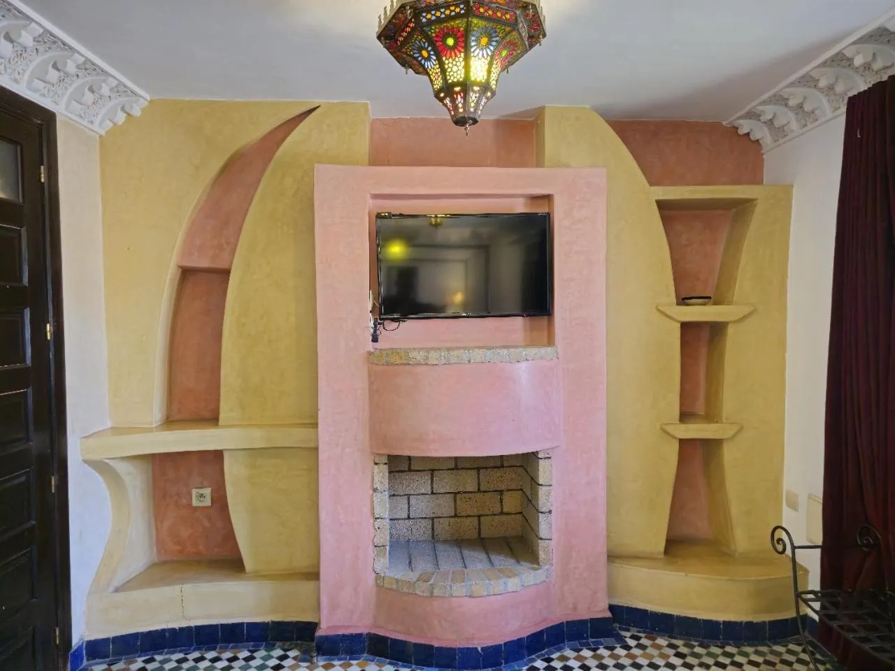 Communal lounge/ TV room in Riad Bab Fes Suite &Spa