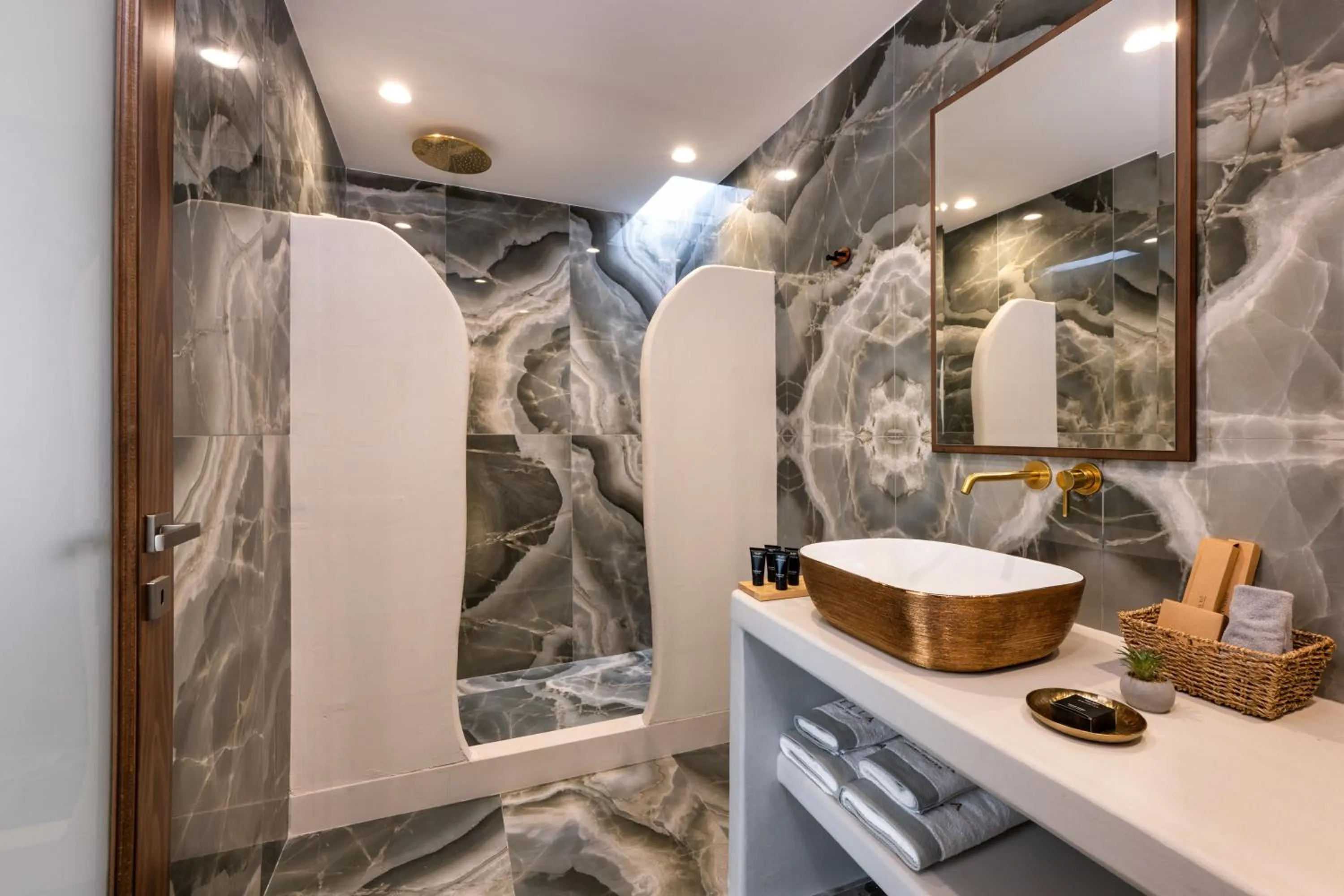 Bathroom in Aelia Thalassa