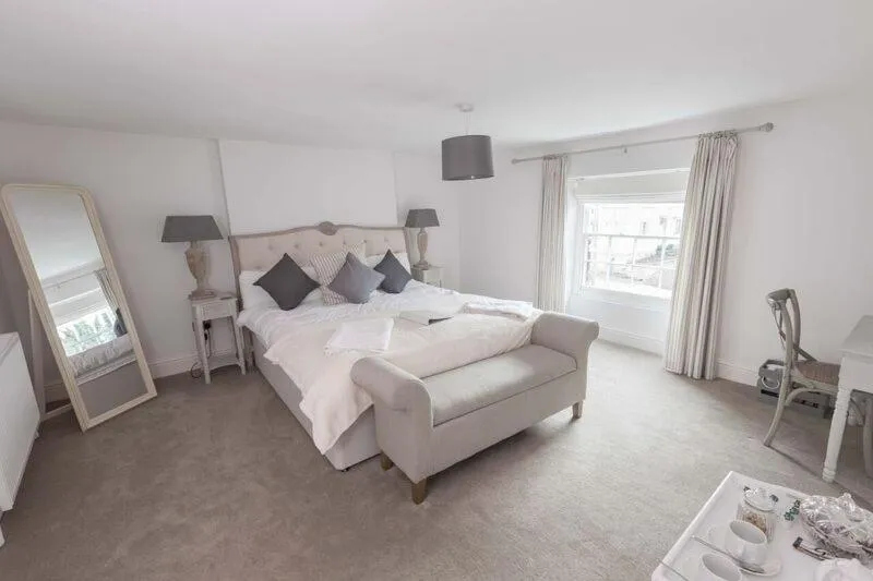 Day, Bed in The Crown Inn