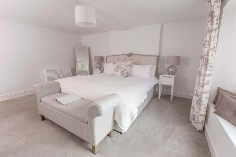 Photo of the whole room, Bed in The Crown Inn