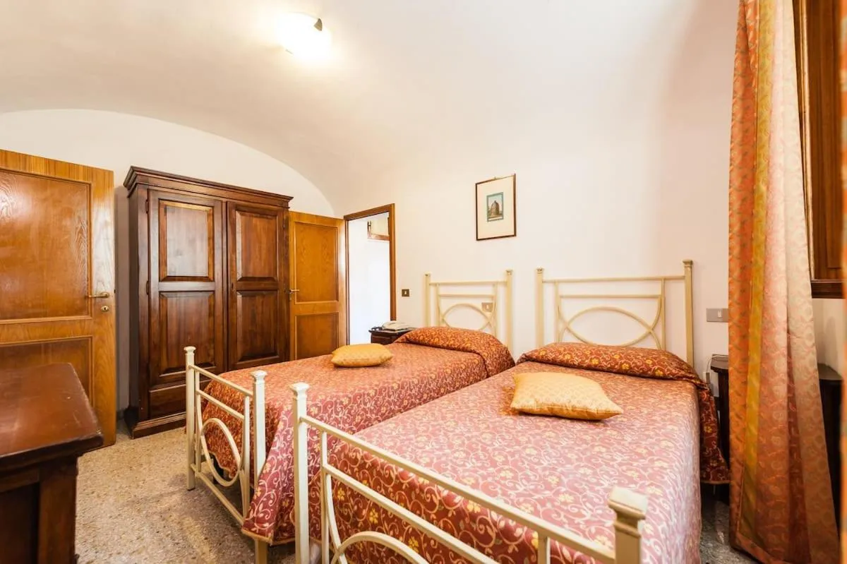 Photo of the whole room, Bed in Residence Domus