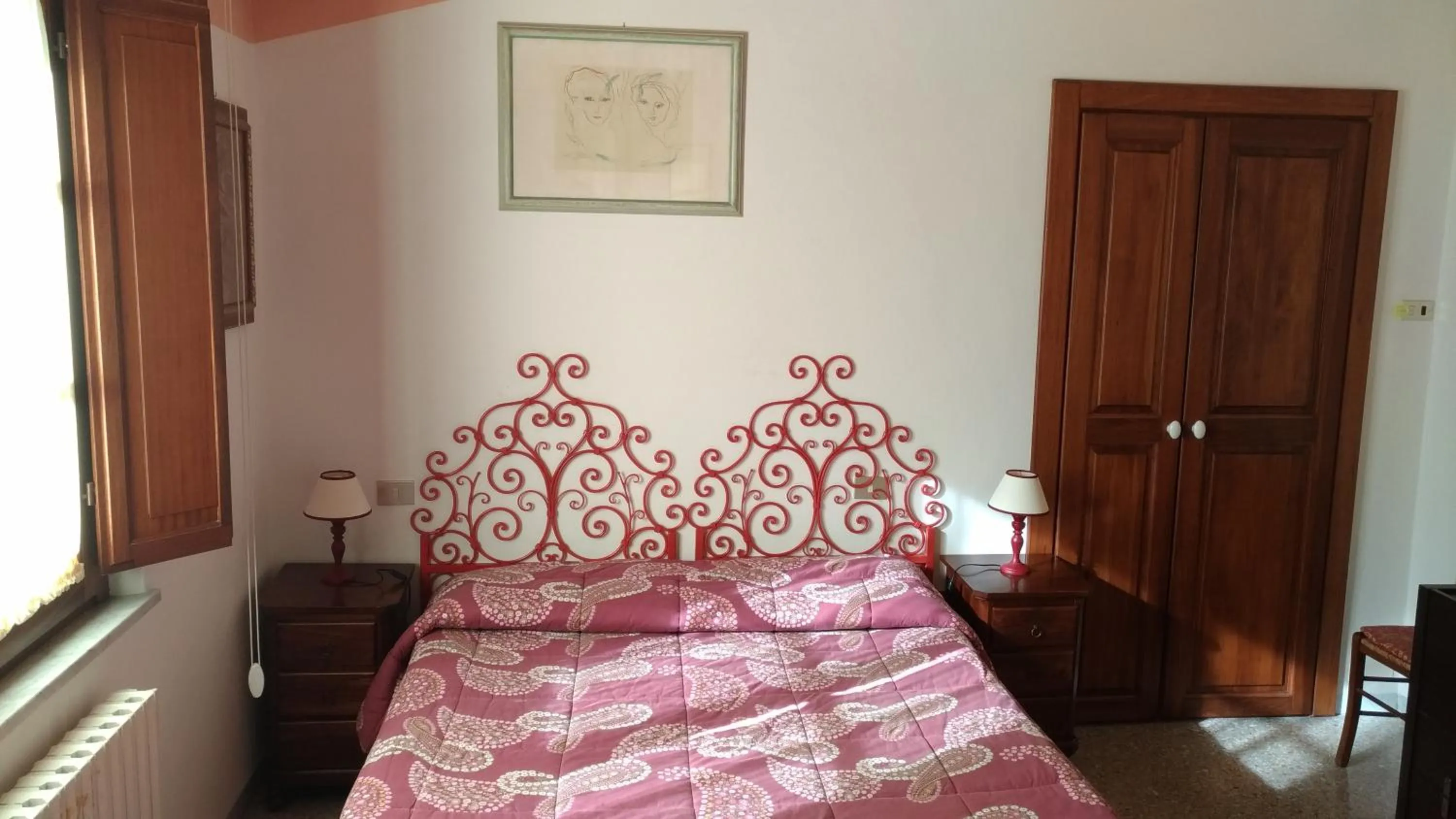 Photo of the whole room, Bed in Residence Domus