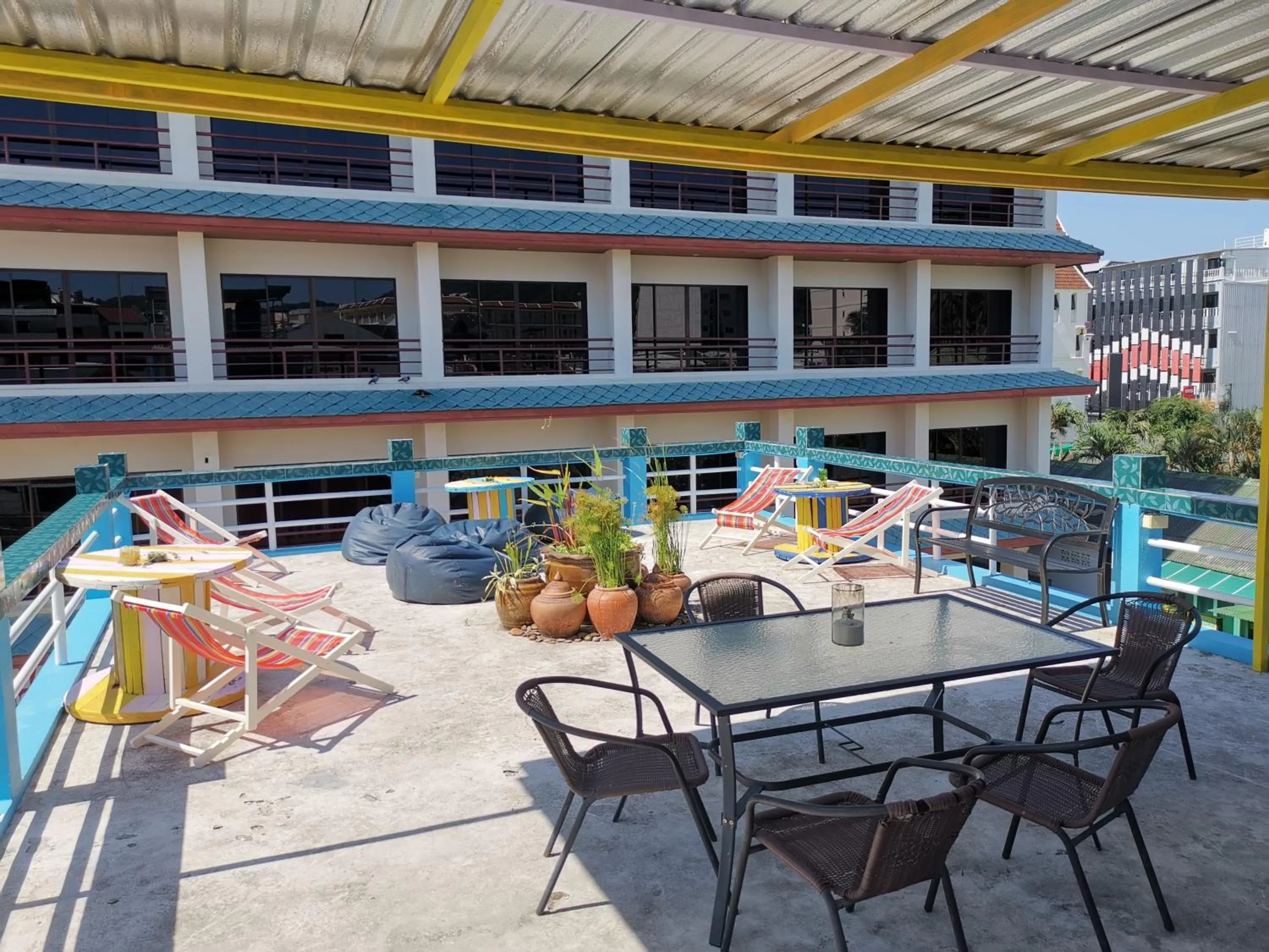 Lounge or bar in myPatong Social Hostel