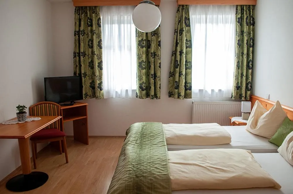 Bed in Pension Hiesel-Villa Untersbergblick