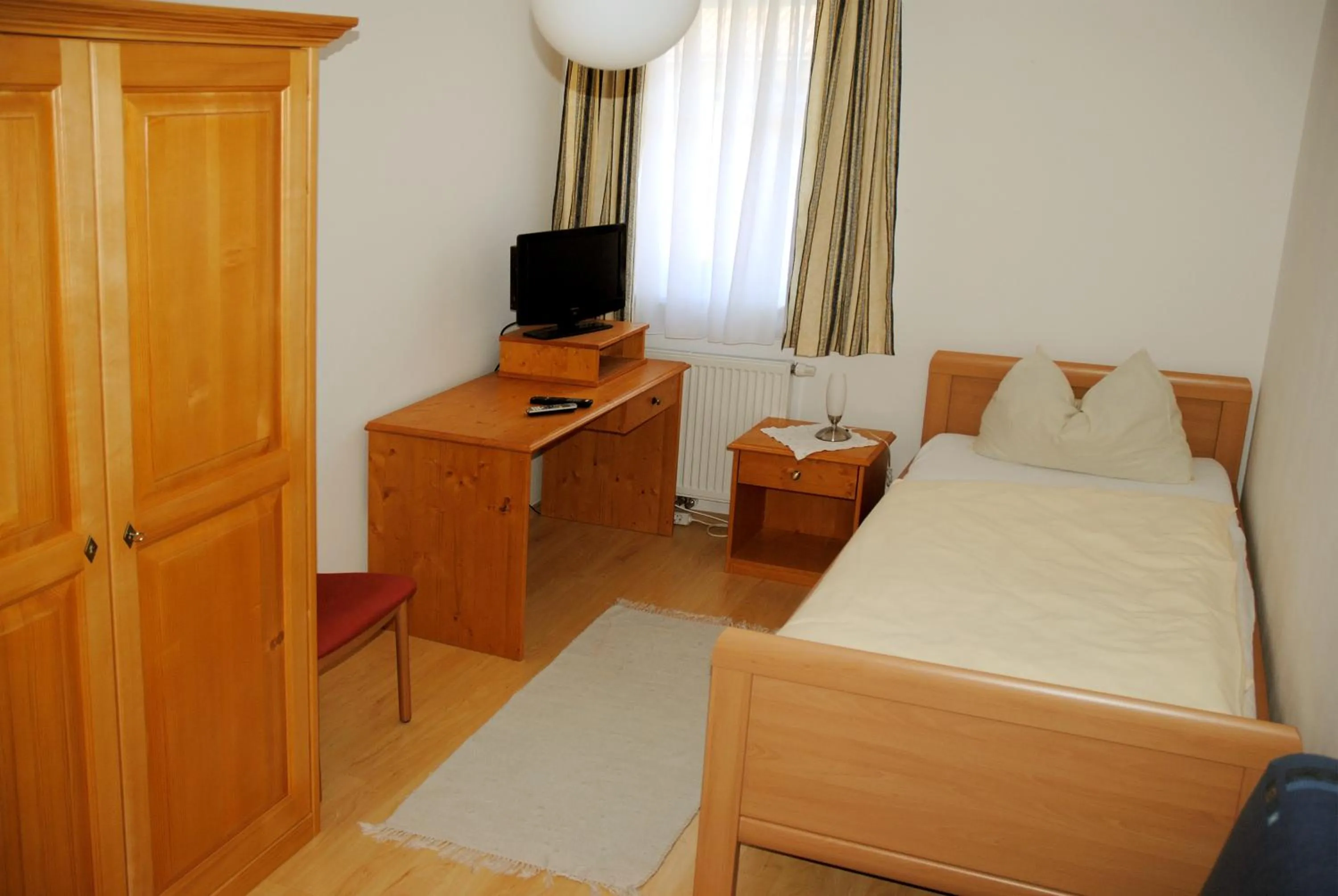 Day, Bed in Pension Hiesel-Villa Untersbergblick