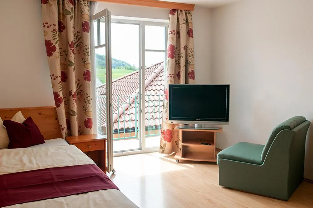 Bed in Pension Hiesel-Villa Untersbergblick