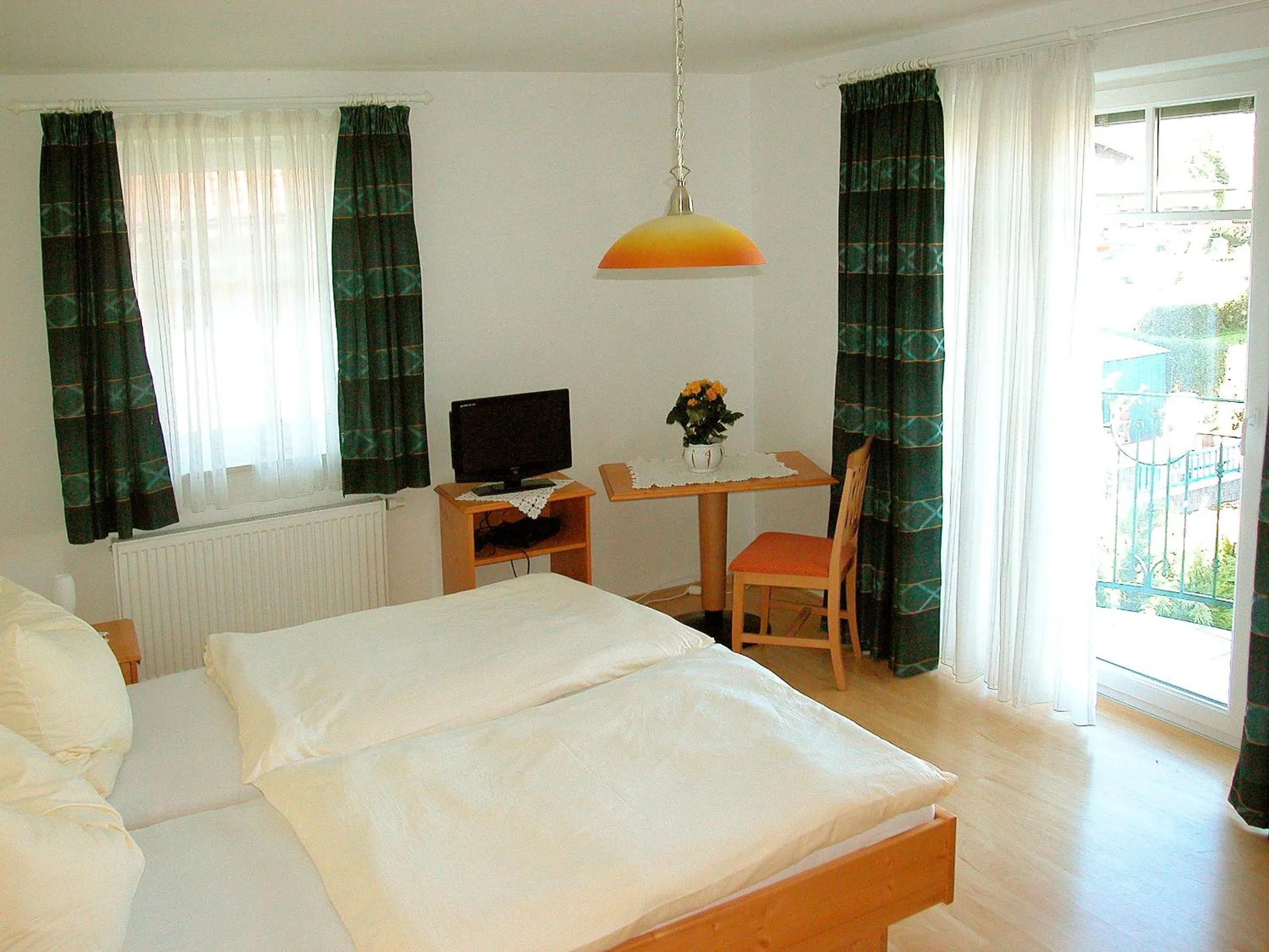 Day, Bed in Pension Hiesel-Villa Untersbergblick