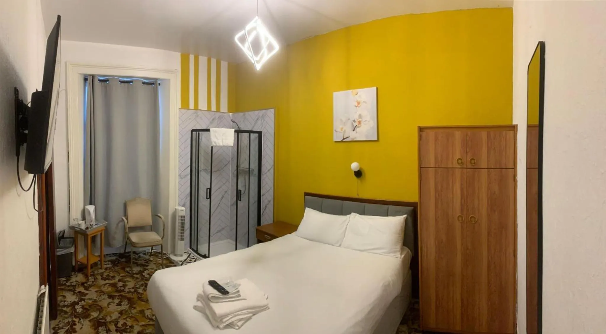 Bedroom, Bed in Savoy Hotel