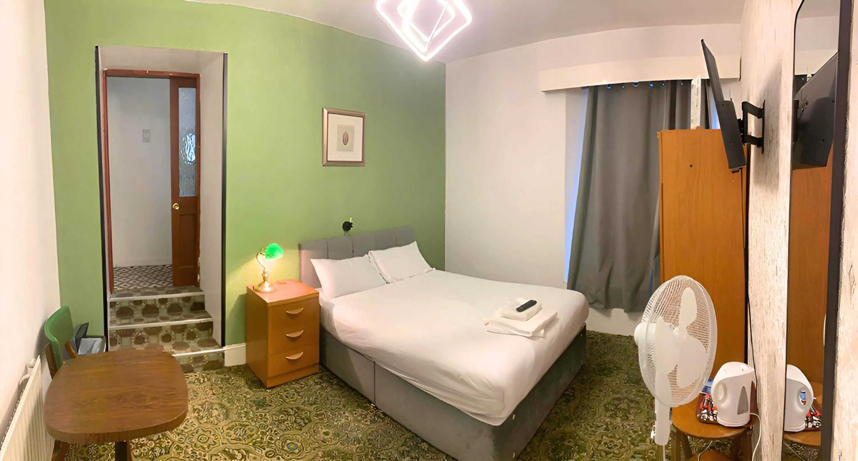 Bedroom, Bed in Savoy Hotel