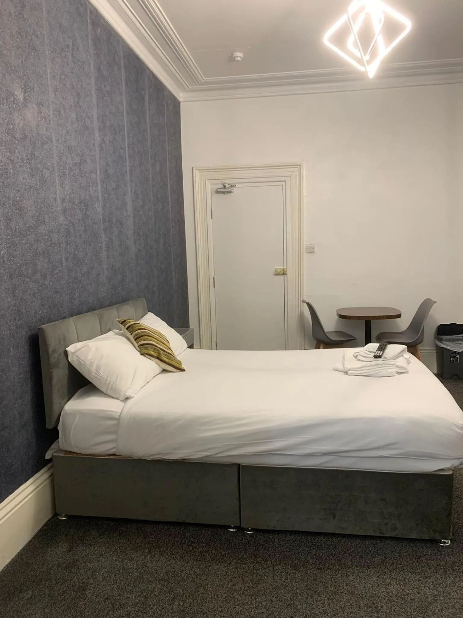 Bedroom, Bed in Savoy Hotel