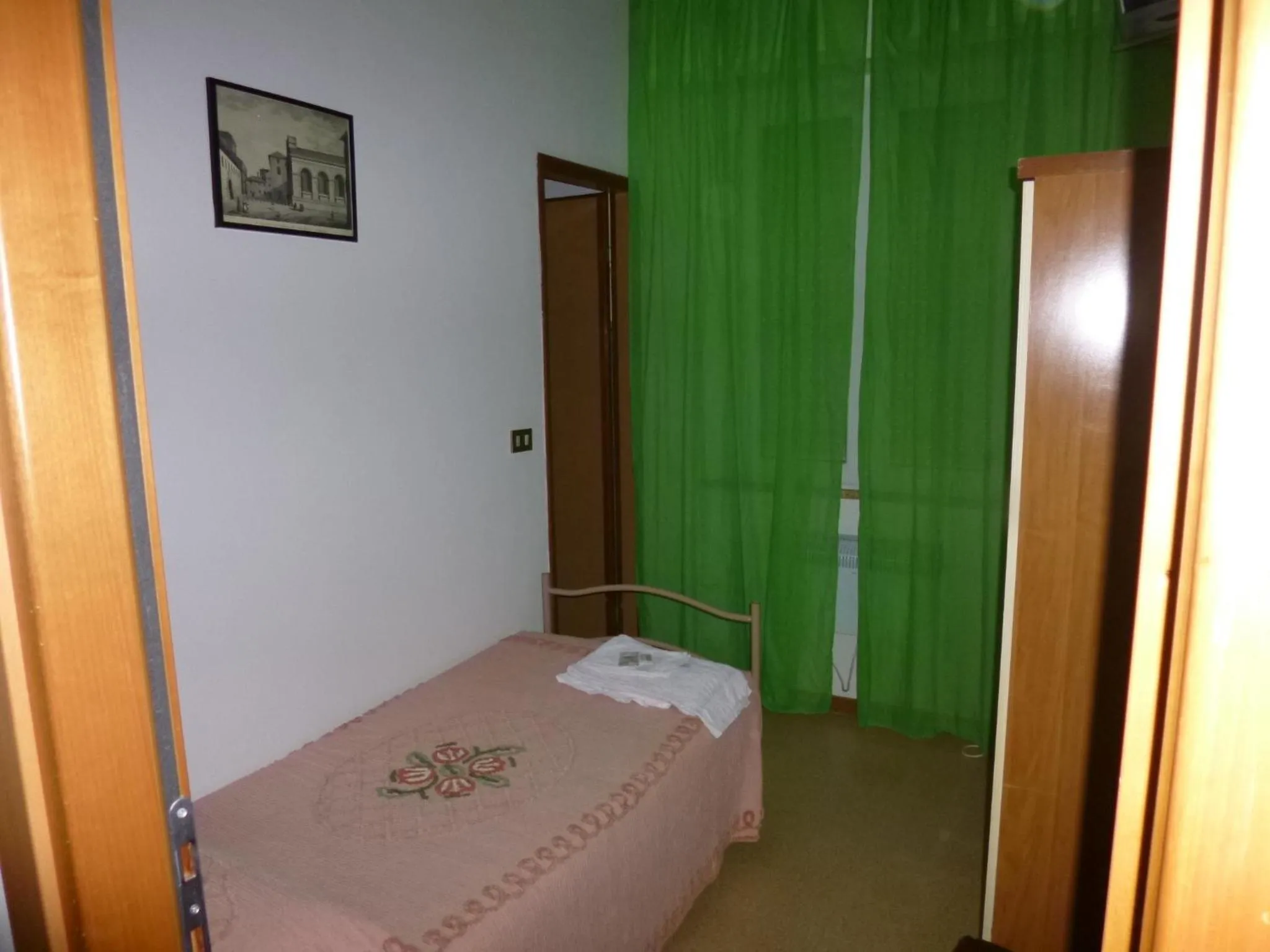 Photo of the whole room in Consul Hotel