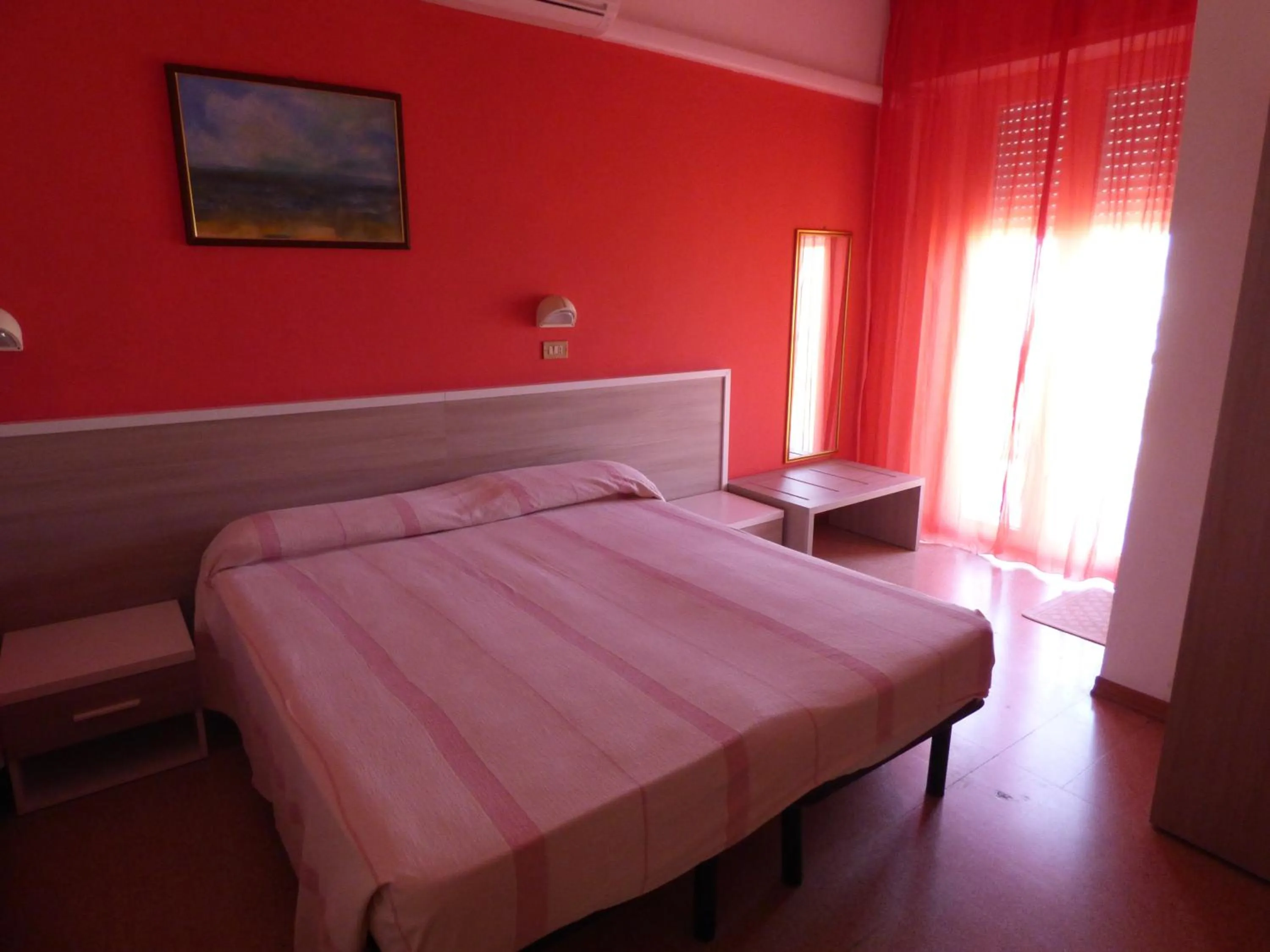 Photo of the whole room in Consul Hotel