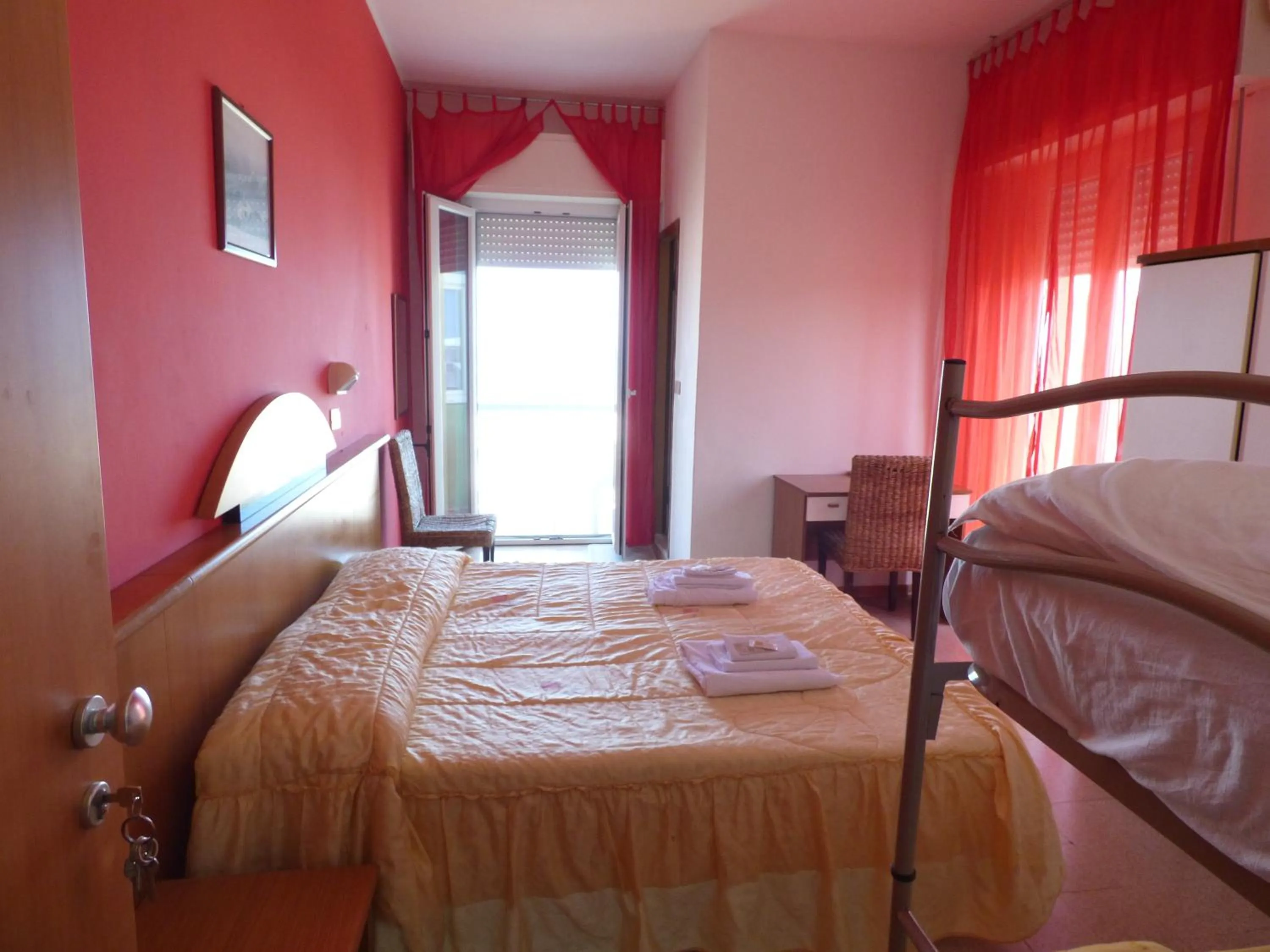 Photo of the whole room in Consul Hotel