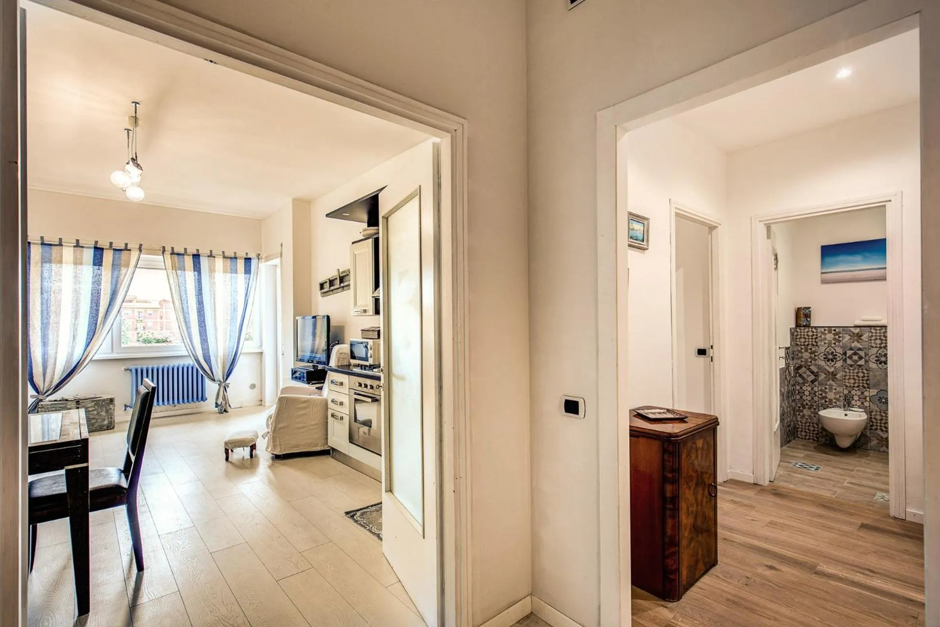 Photo of the whole room in Seaside Rome