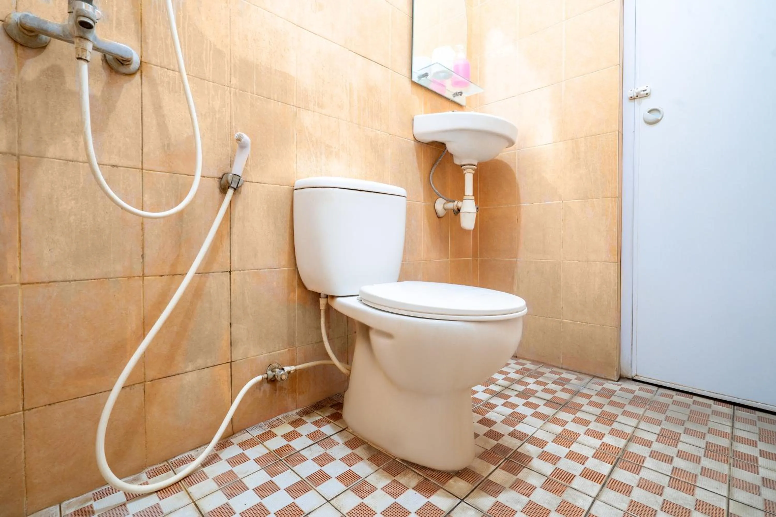 Toilet in Rehat at Hotel Patradissa Stasiun Bandung