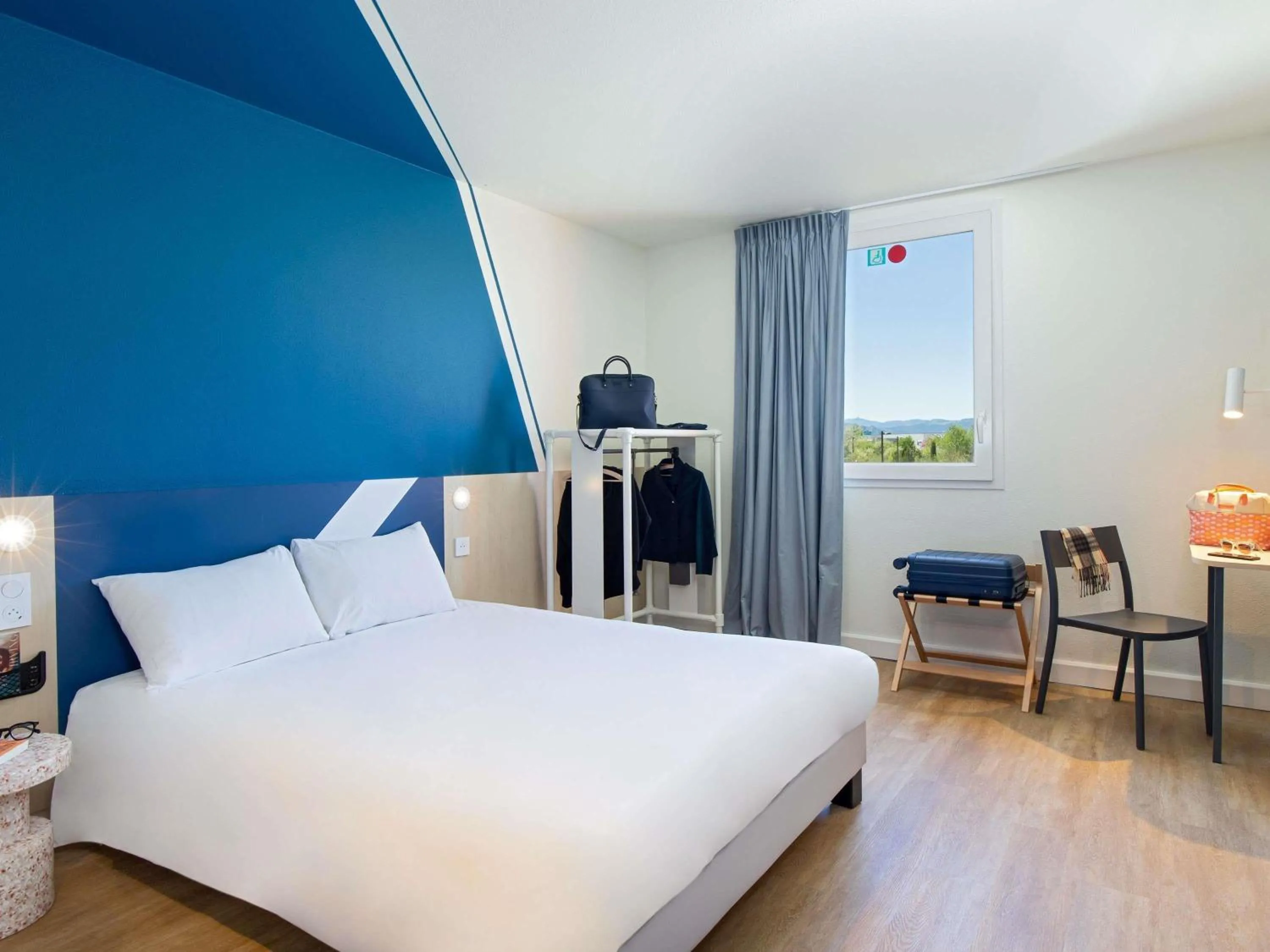 Bedroom, Bed in ibis budget Valence Nord Plateau des Couleures