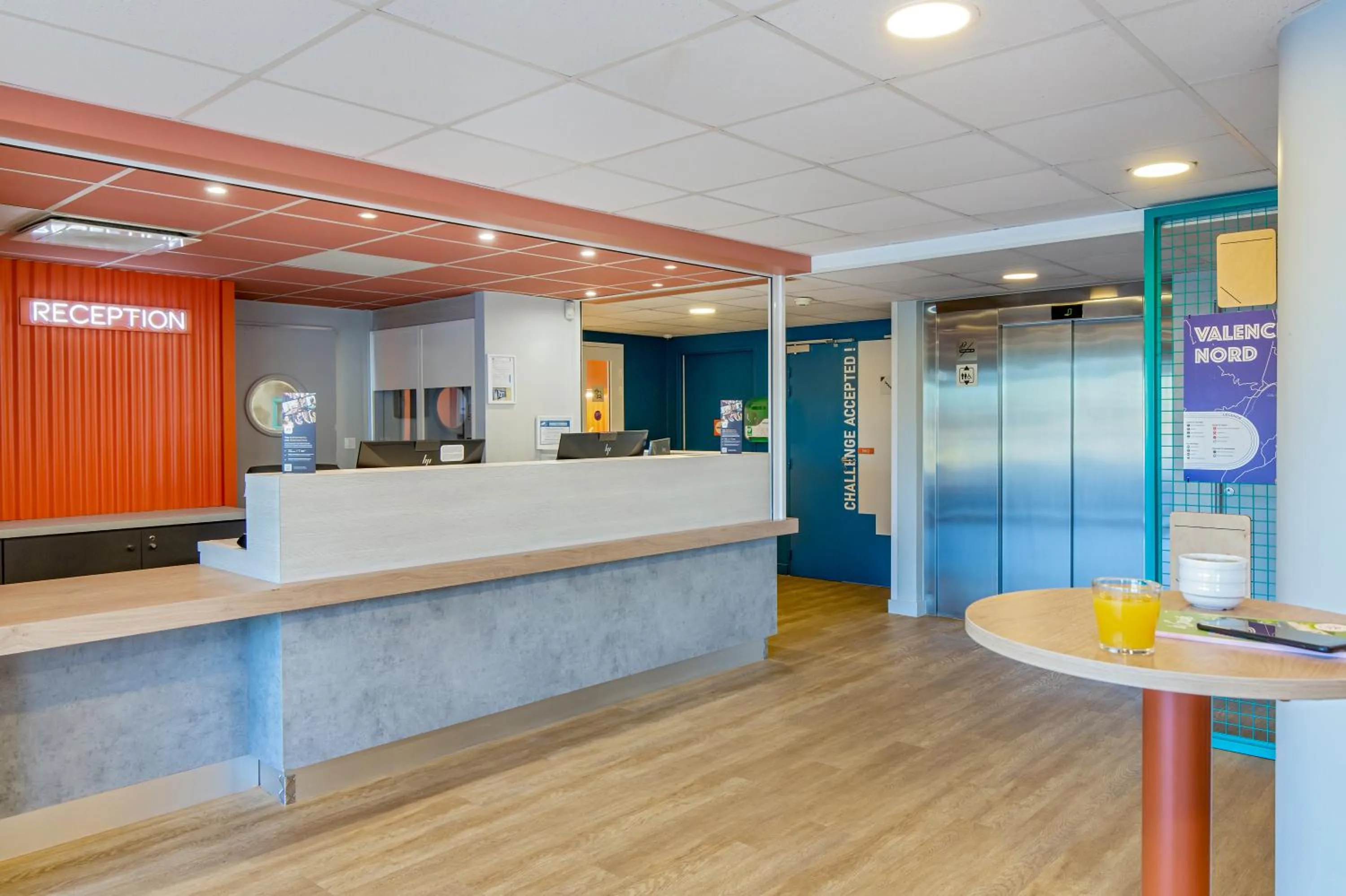 Lobby or reception in ibis budget Valence Nord Plateau des Couleures