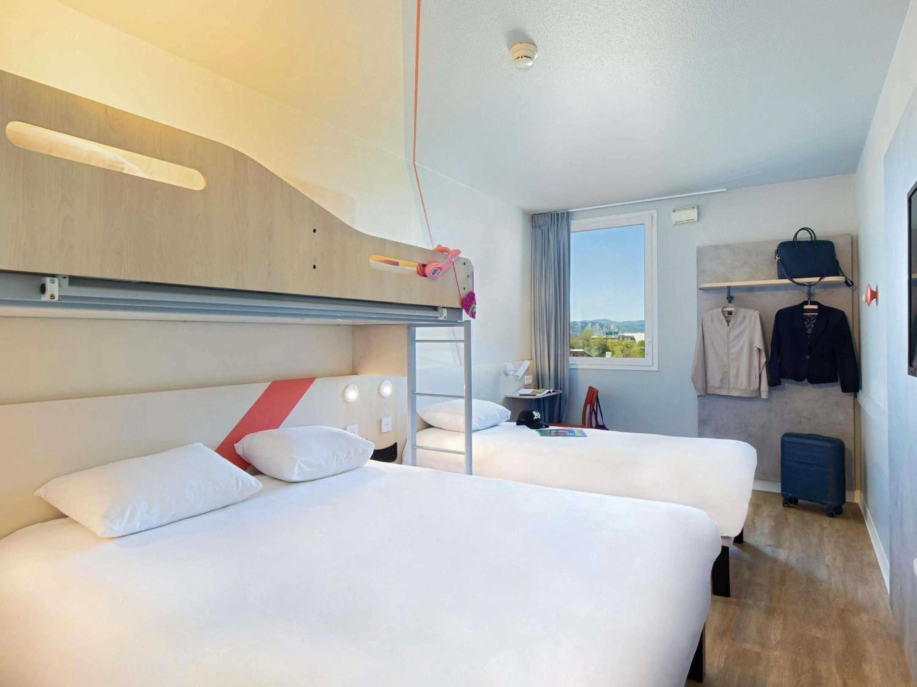Bedroom, Bed in ibis budget Valence Nord Plateau des Couleures