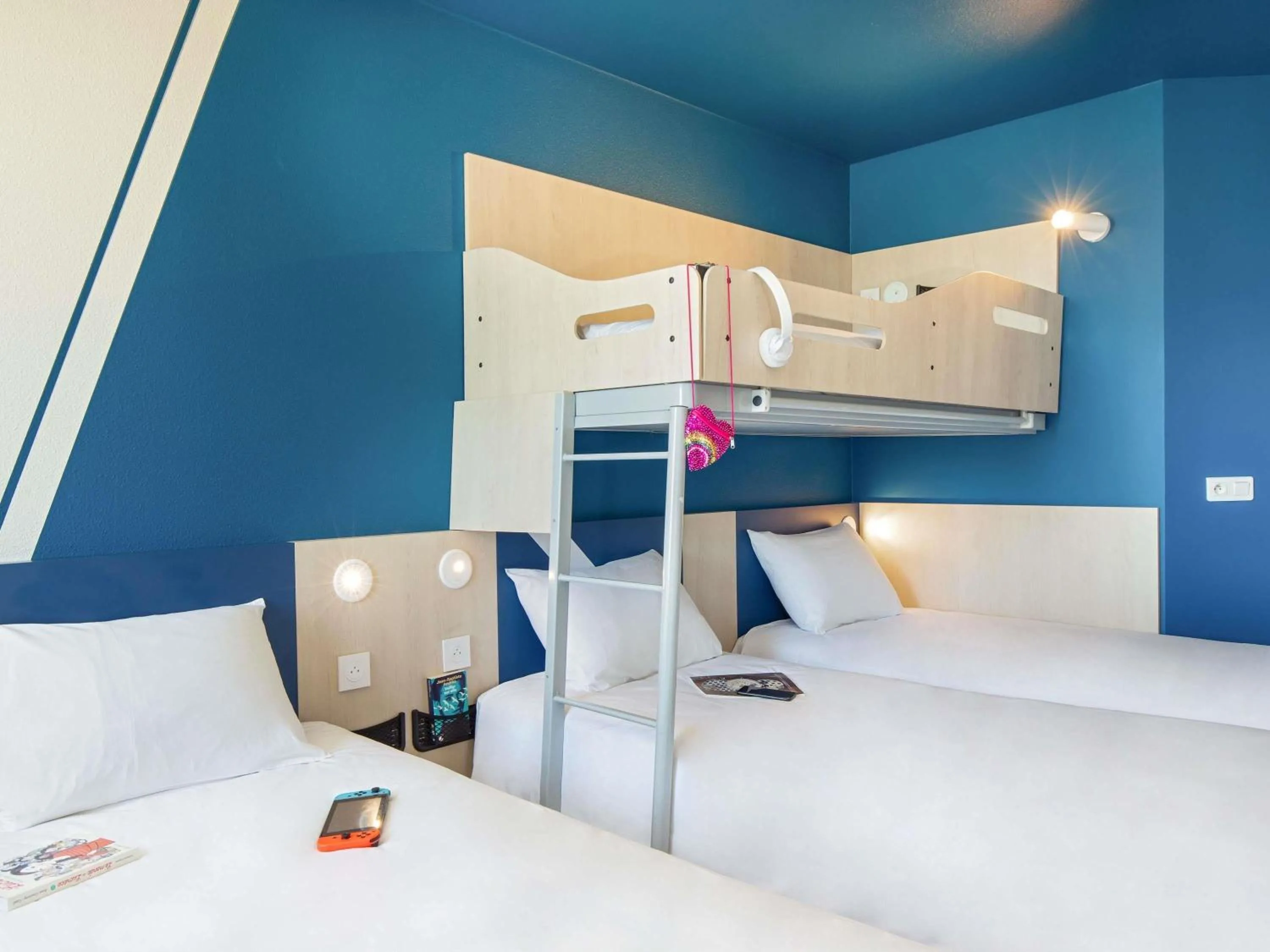 Bedroom, Bed in ibis budget Valence Nord Plateau des Couleures