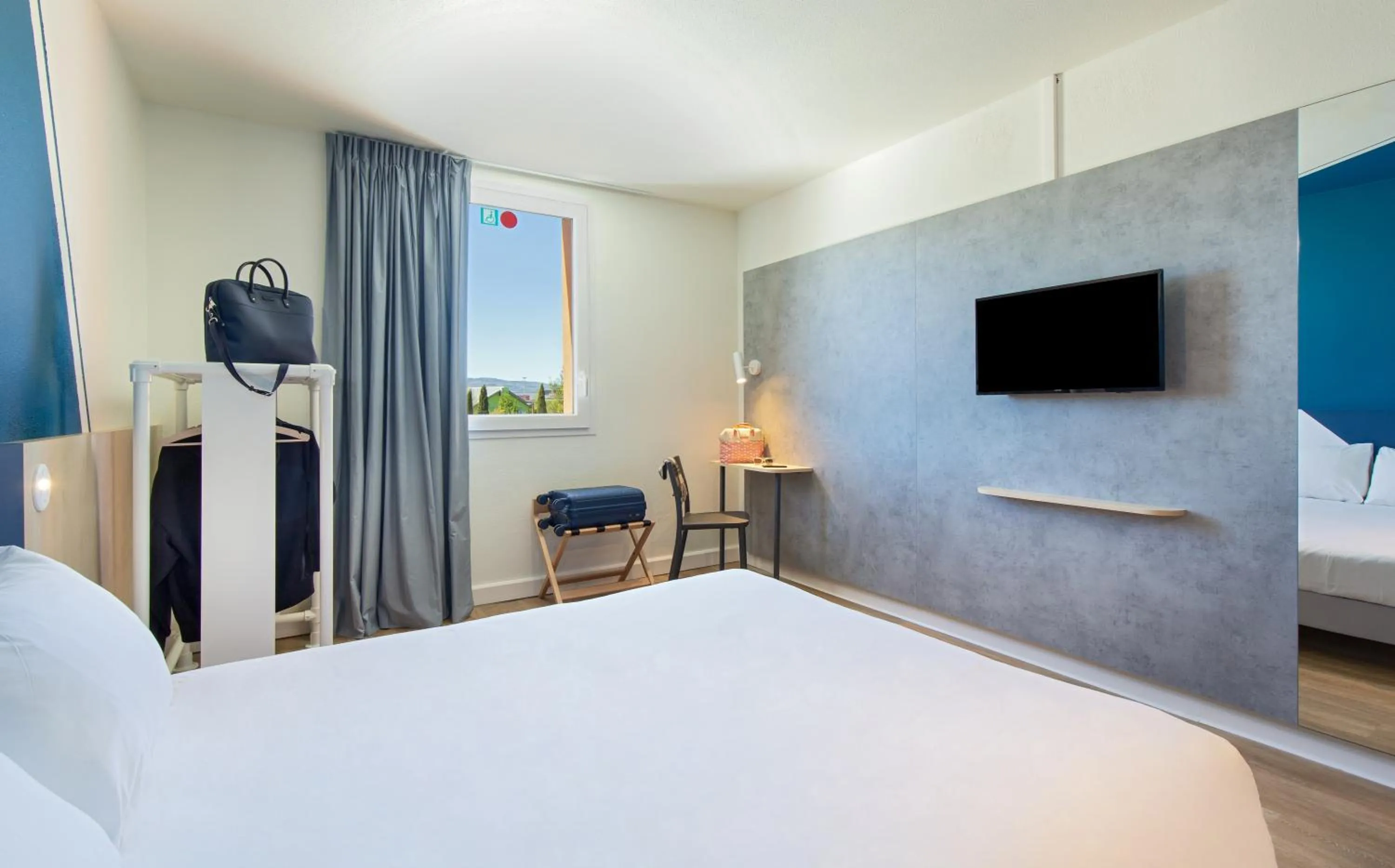 Bedroom, Bed in ibis budget Valence Nord Plateau des Couleures