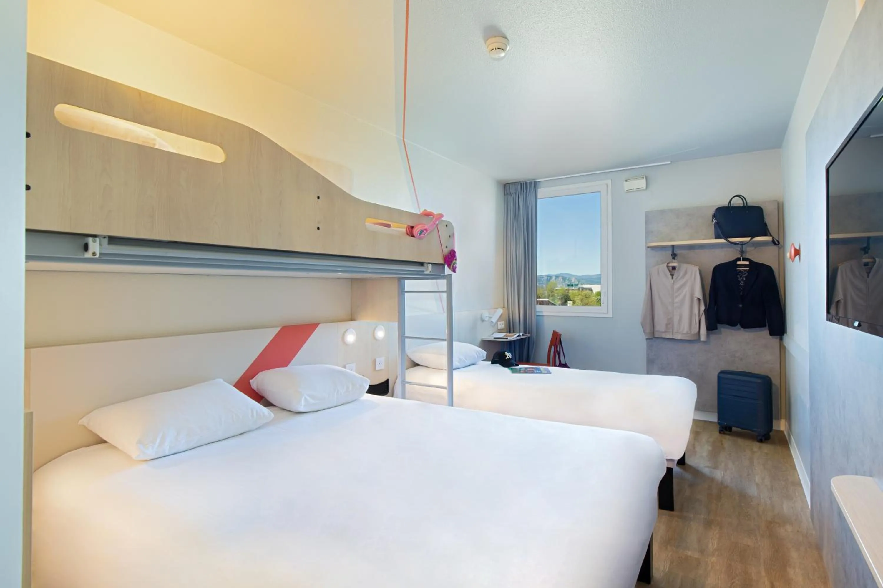 Bedroom, Bed in ibis budget Valence Nord Plateau des Couleures
