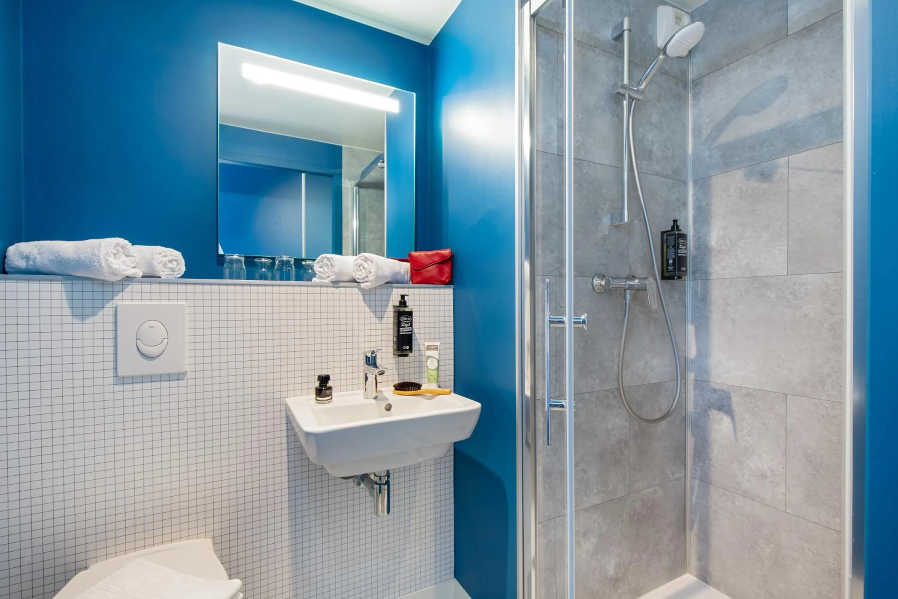 Bathroom in ibis budget Valence Nord Plateau des Couleures