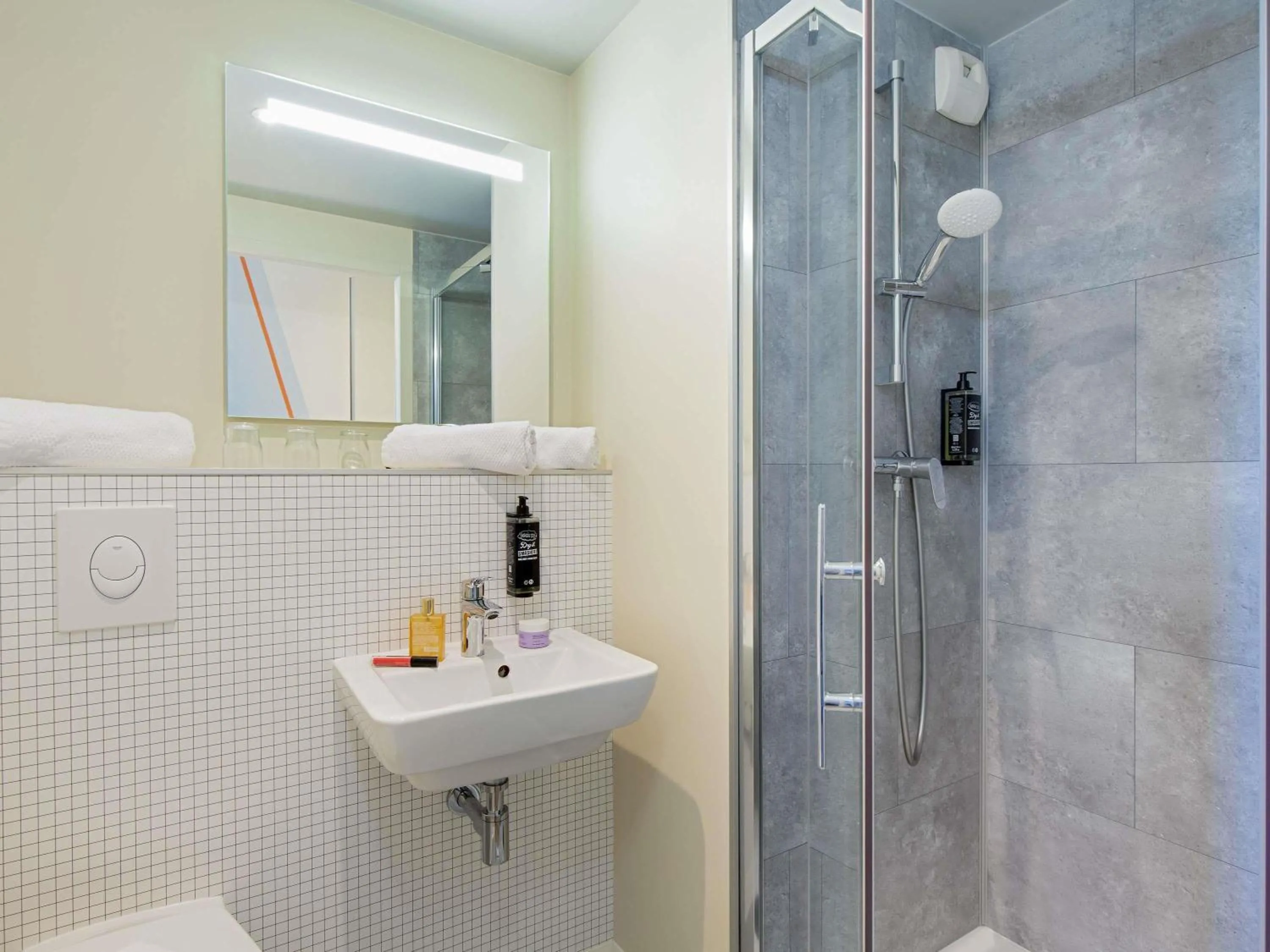 Bedroom in ibis budget Valence Nord Plateau des Couleures