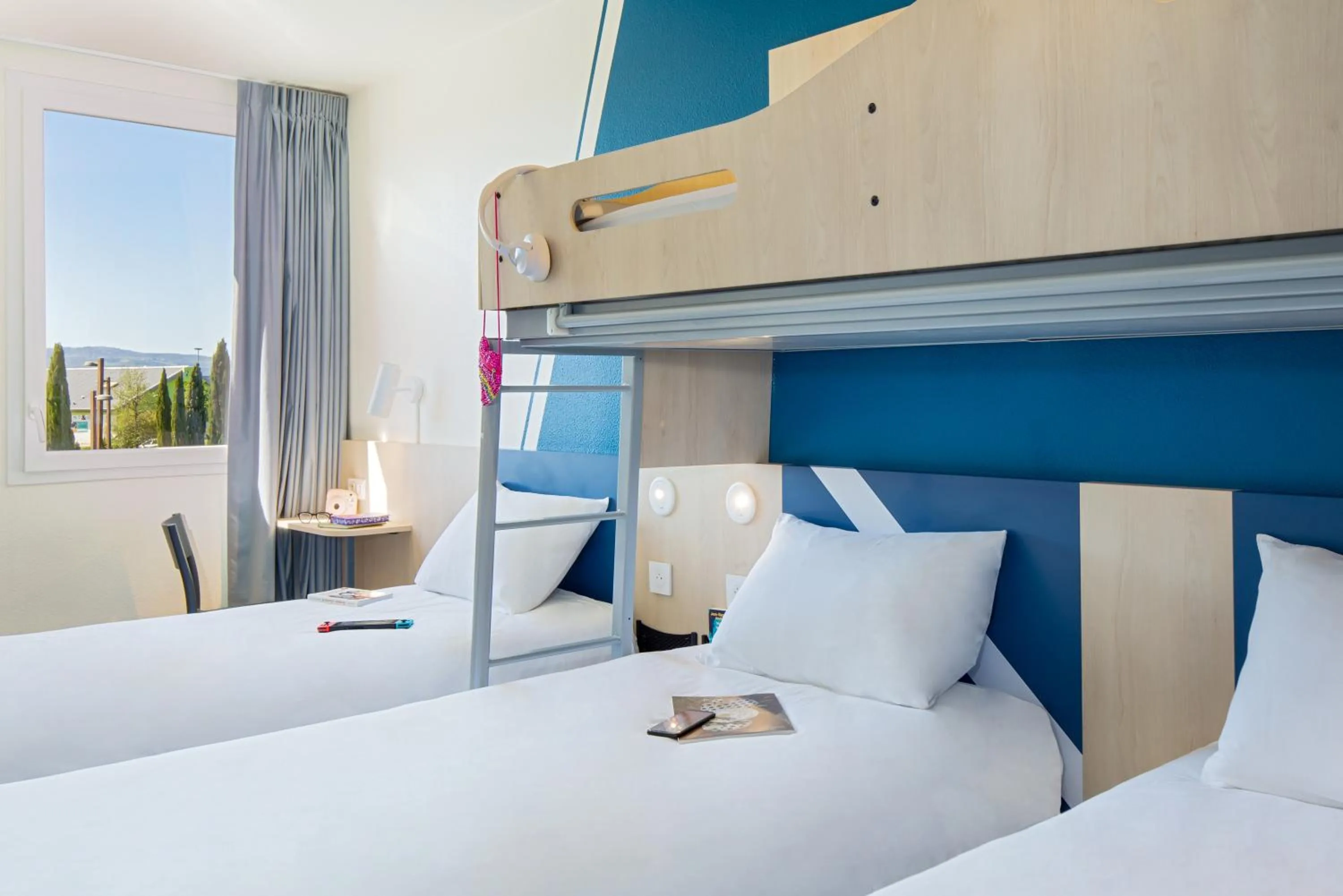 Bedroom, Bed in ibis budget Valence Nord Plateau des Couleures