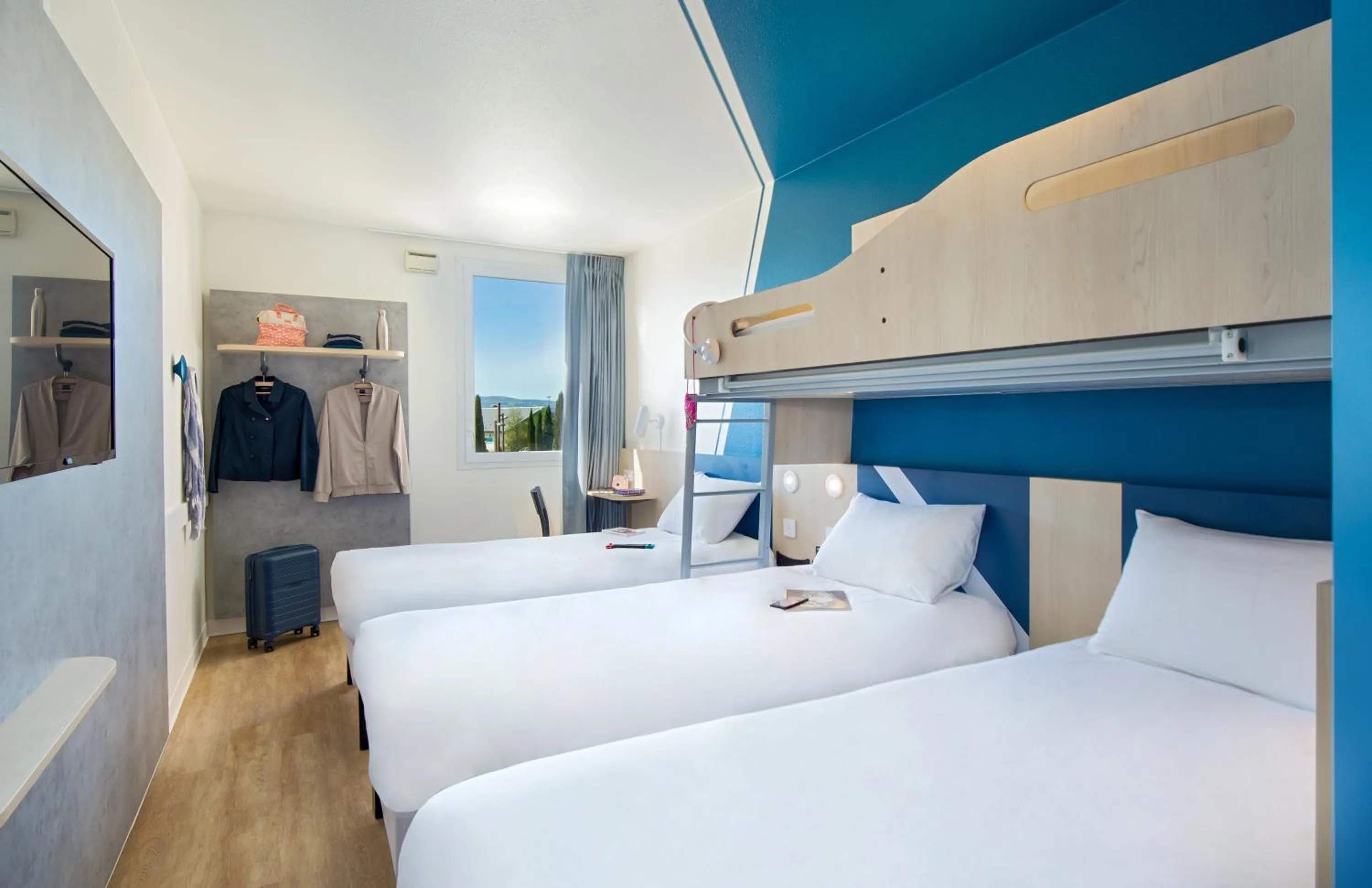 Bedroom, Bed in ibis budget Valence Nord Plateau des Couleures