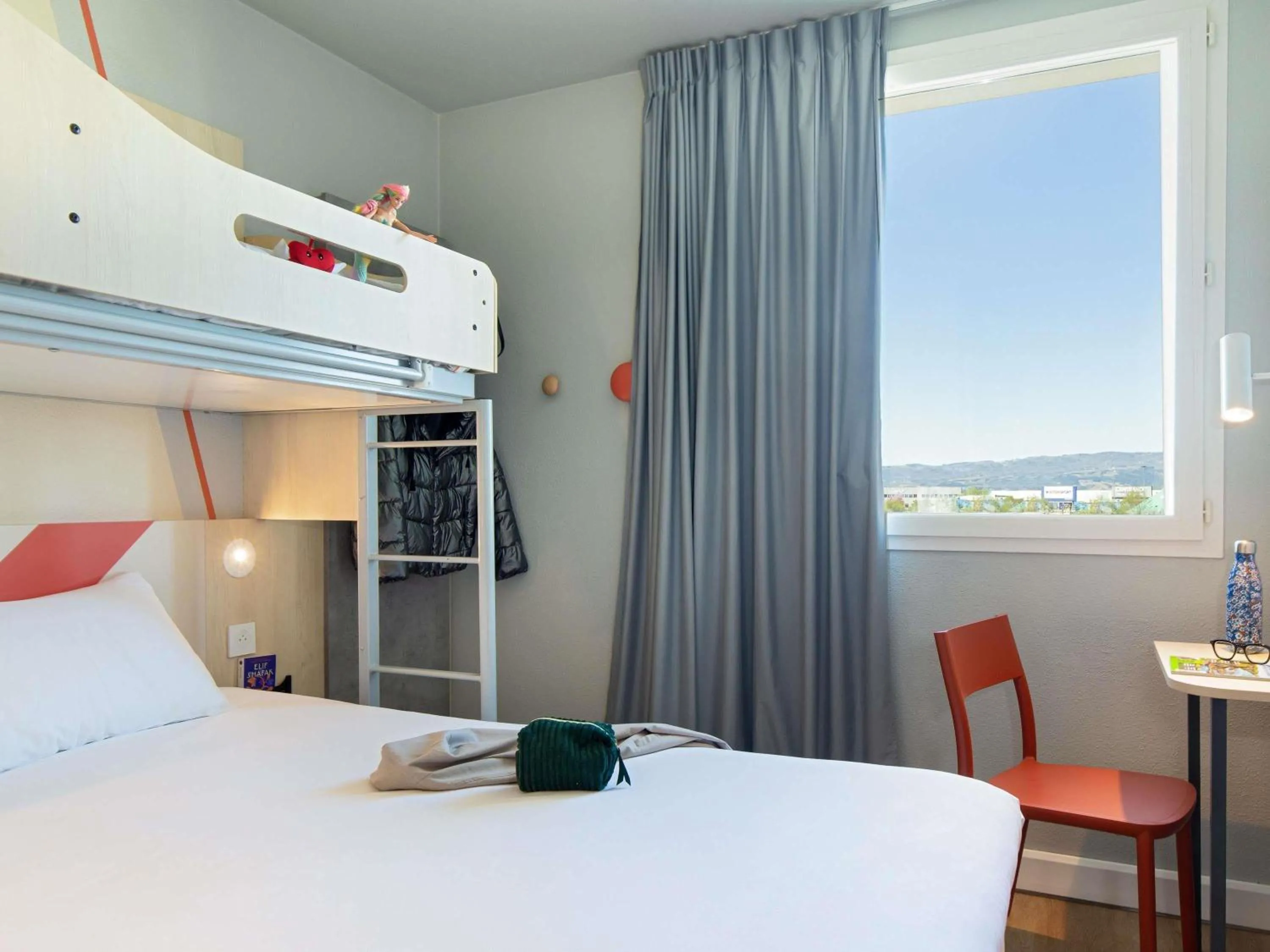 Bedroom, Bed in ibis budget Valence Nord Plateau des Couleures