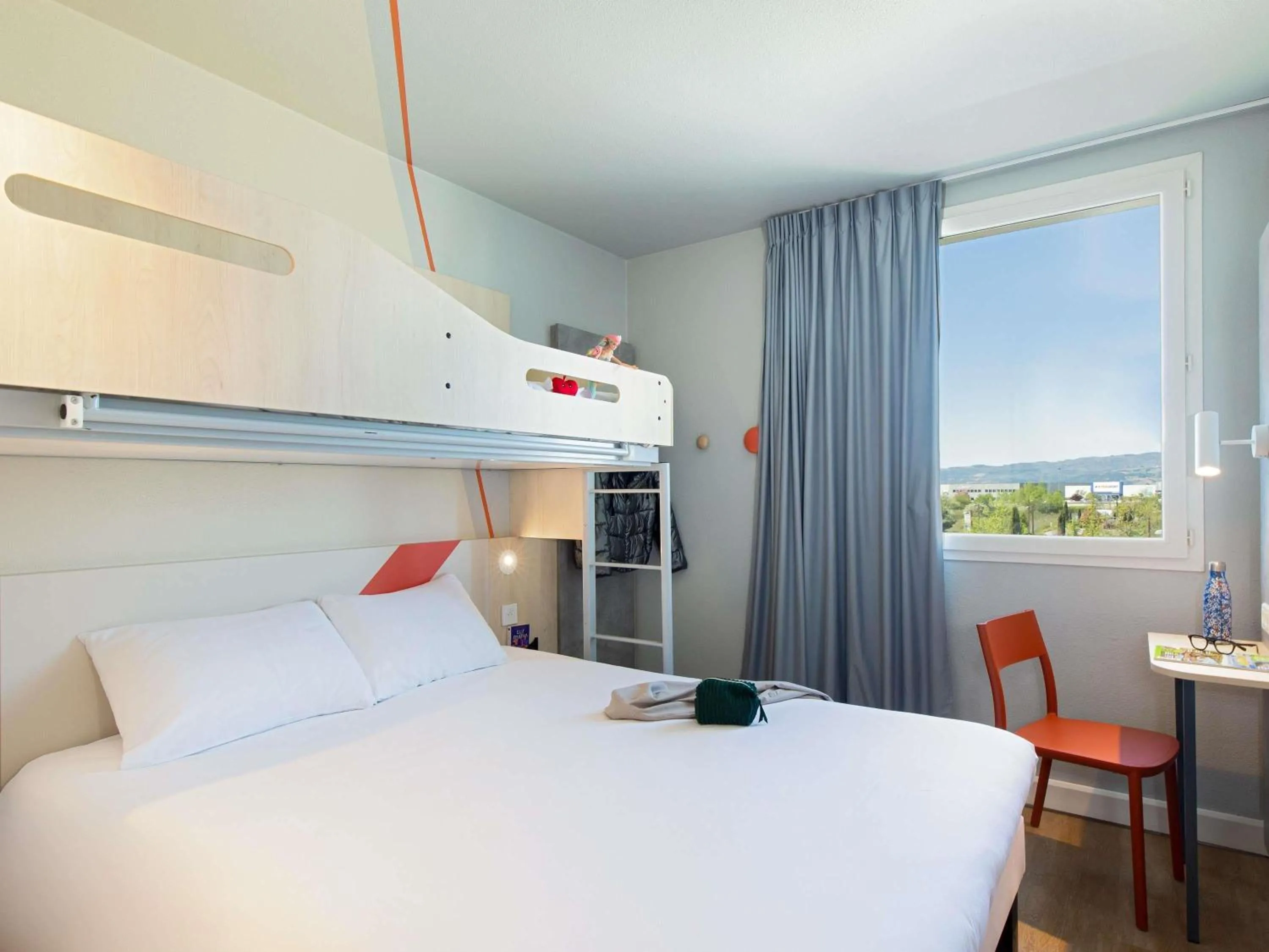 Bedroom, Bed in ibis budget Valence Nord Plateau des Couleures
