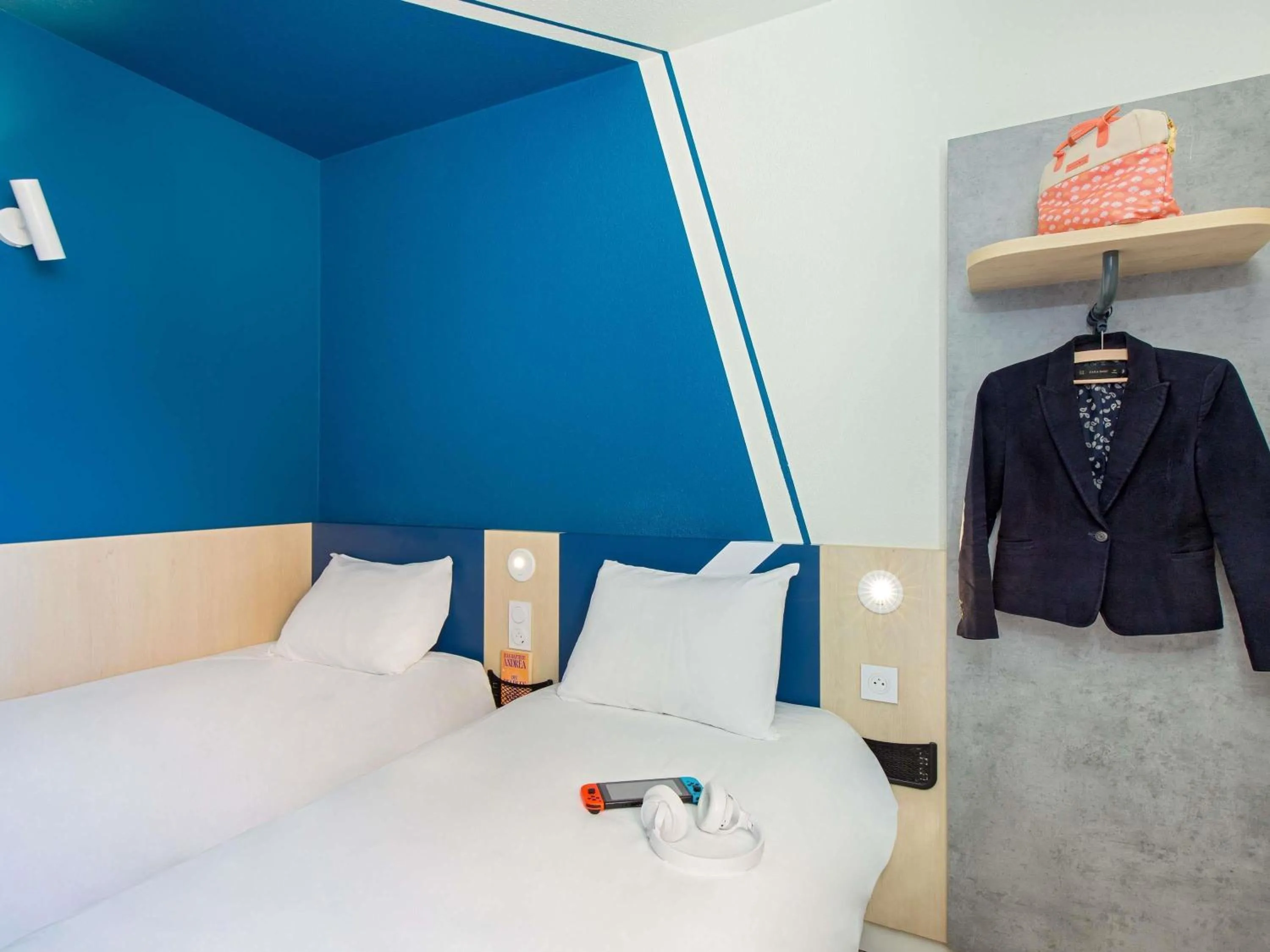 Bedroom, Bed in ibis budget Valence Nord Plateau des Couleures