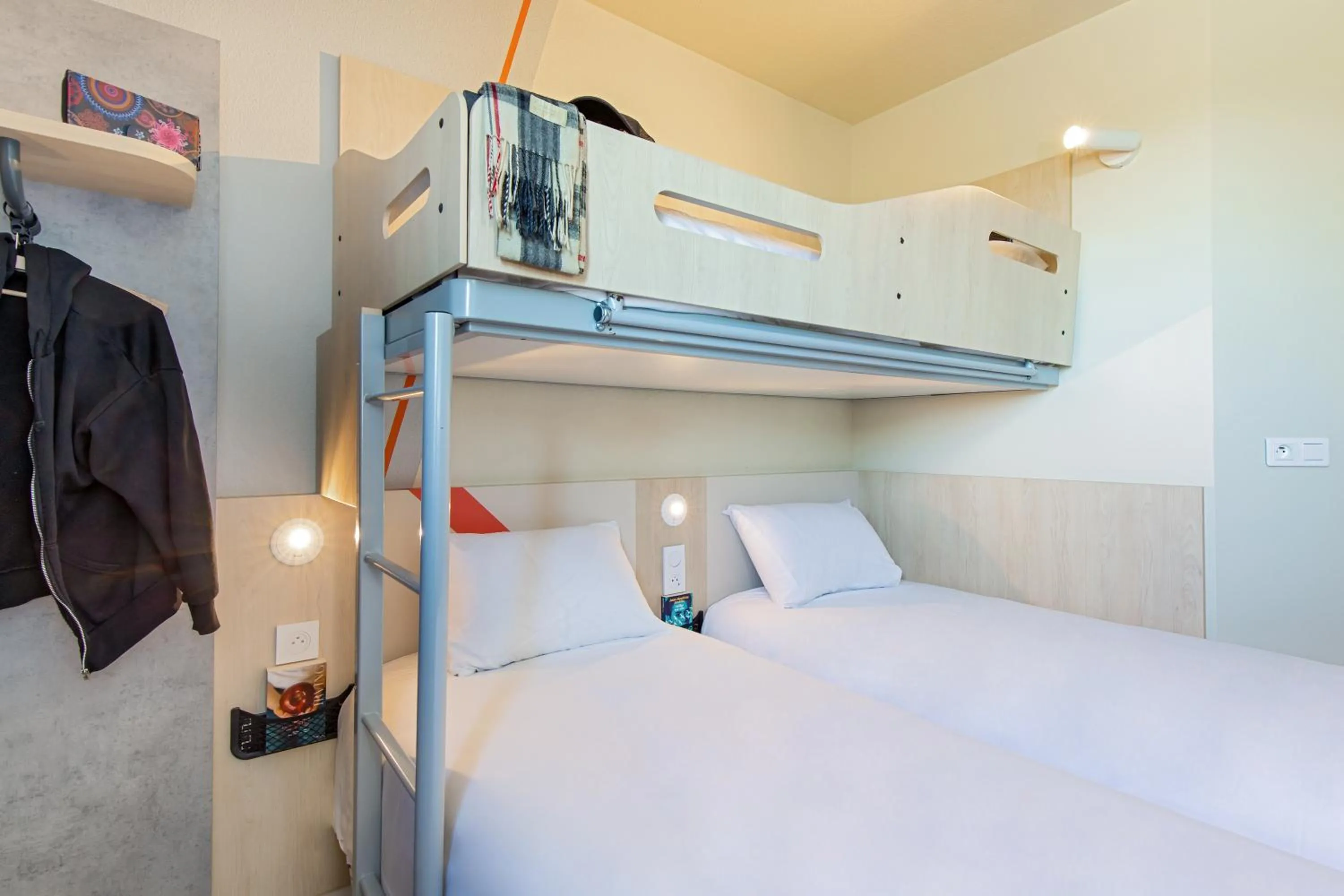 Bedroom, Bed in ibis budget Valence Nord Plateau des Couleures
