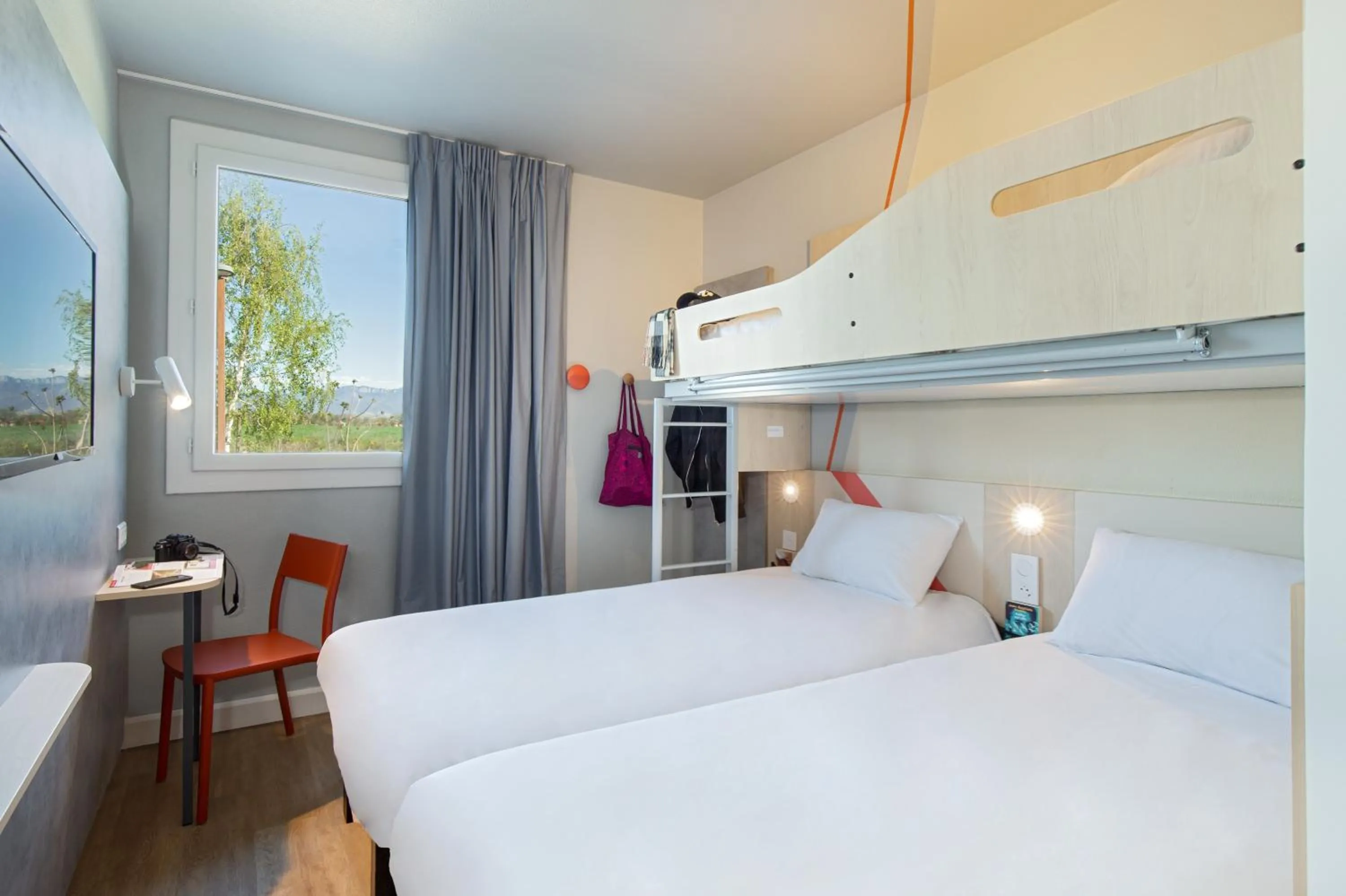 Bedroom, Bed in ibis budget Valence Nord Plateau des Couleures