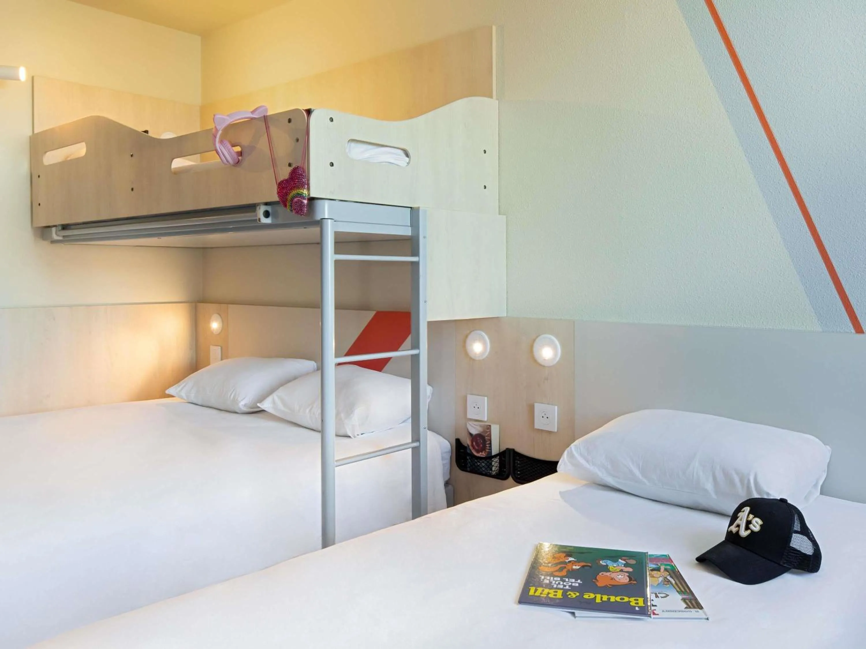 Bedroom, Bed in ibis budget Valence Nord Plateau des Couleures