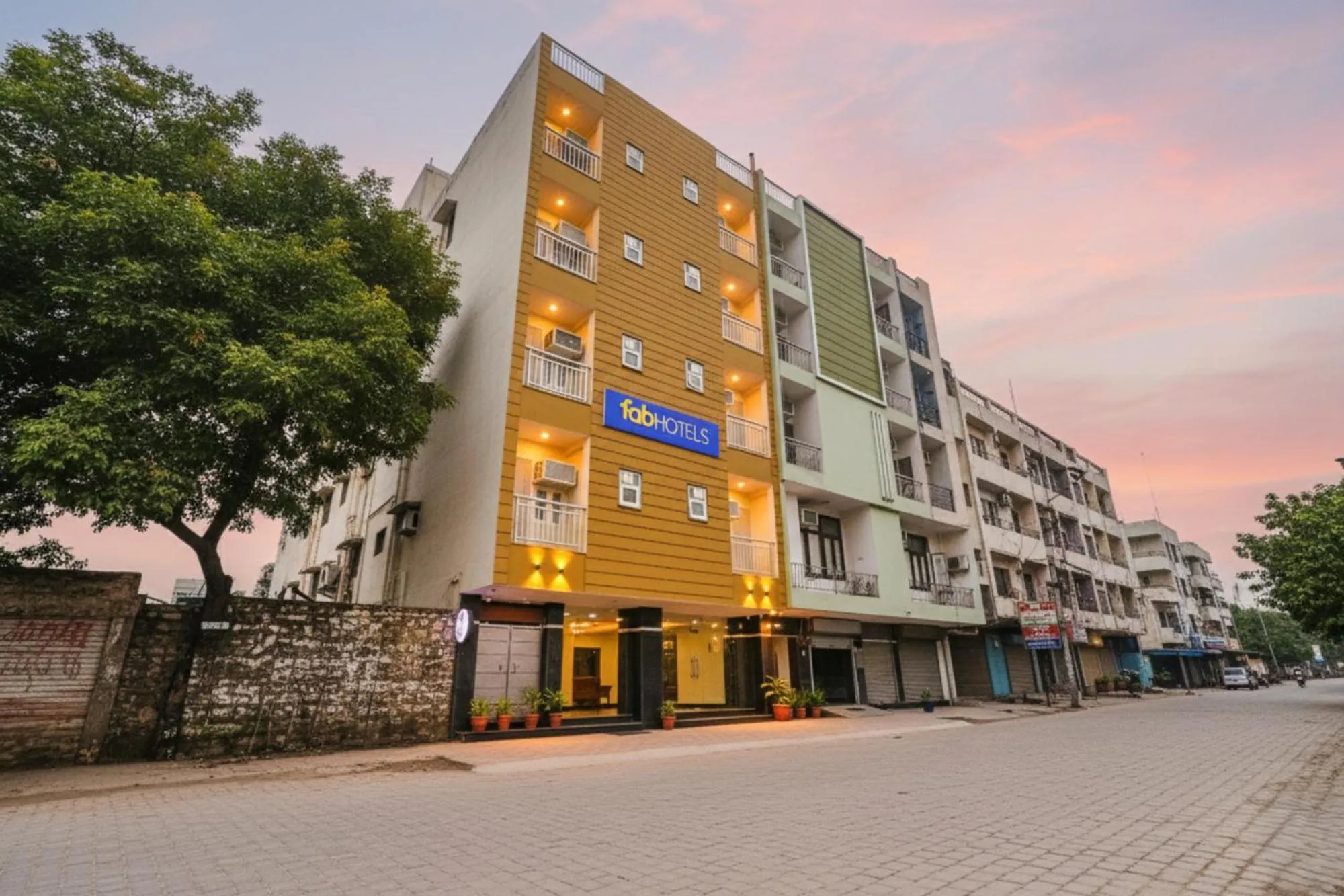 FabHotel Taugan Inn - Nr Yashobhoomi Convention Centre