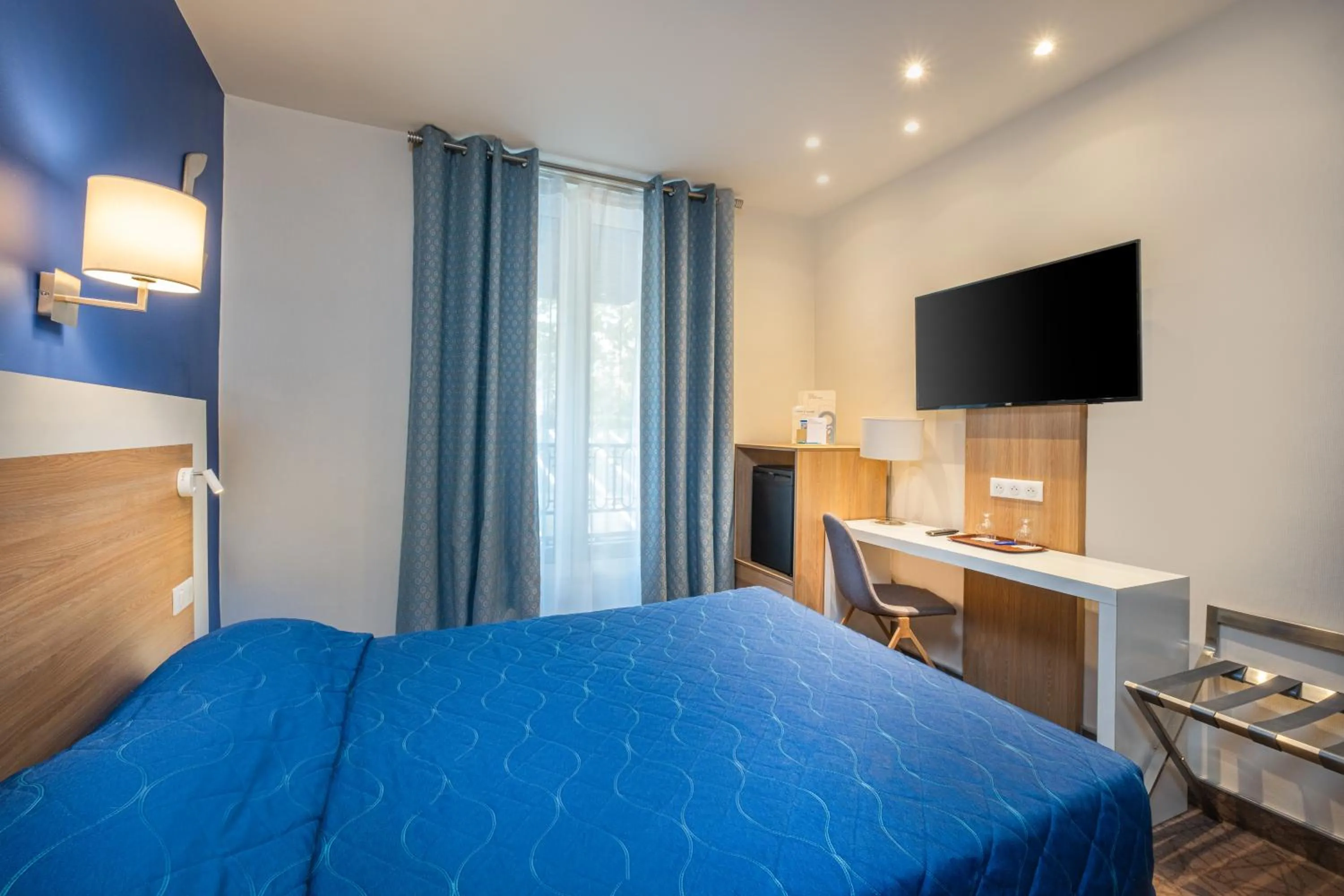 Bedroom, Bed in Hotel Terminus Montparnasse