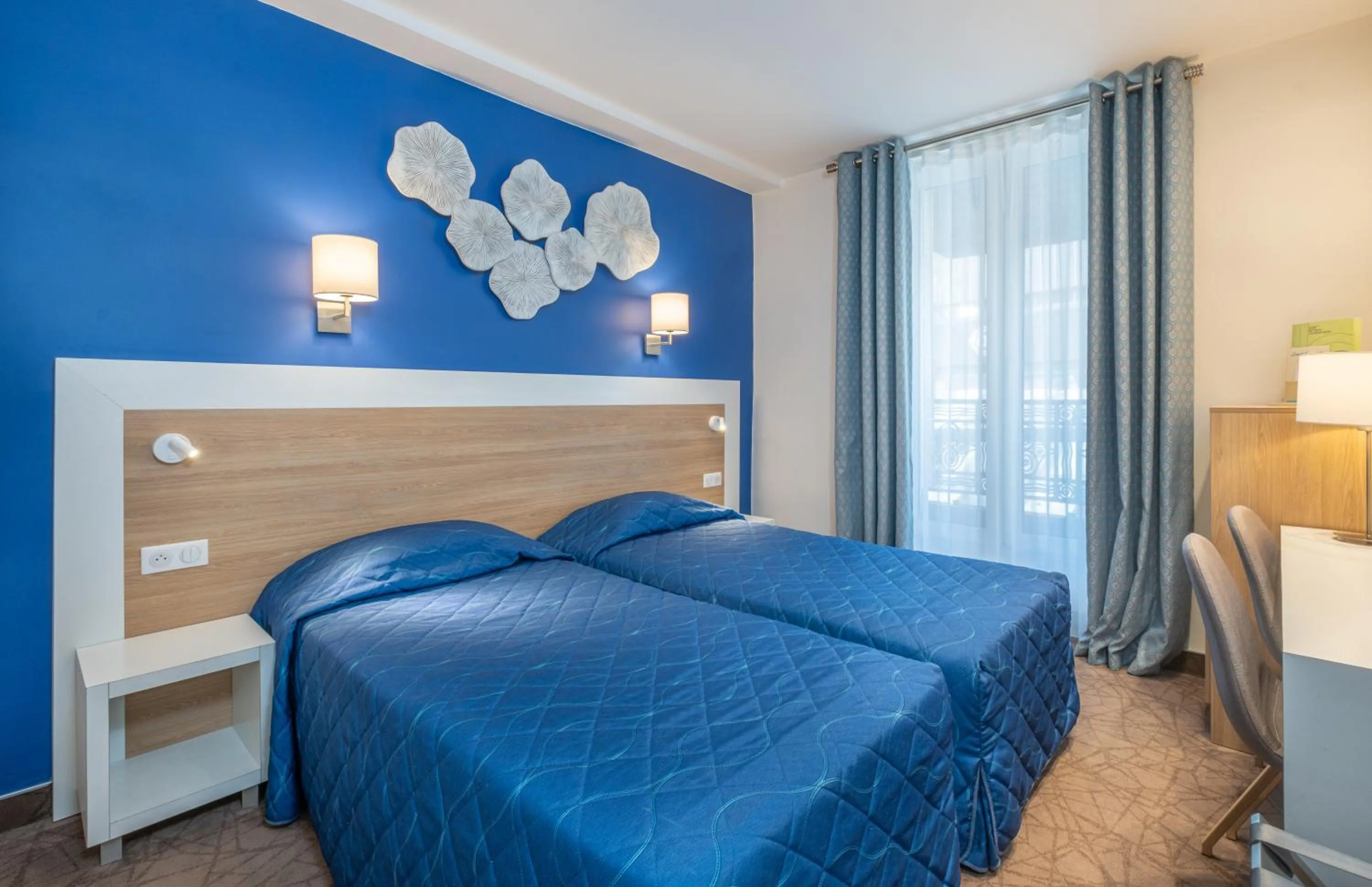 Bedroom, Bed in Hotel Terminus Montparnasse