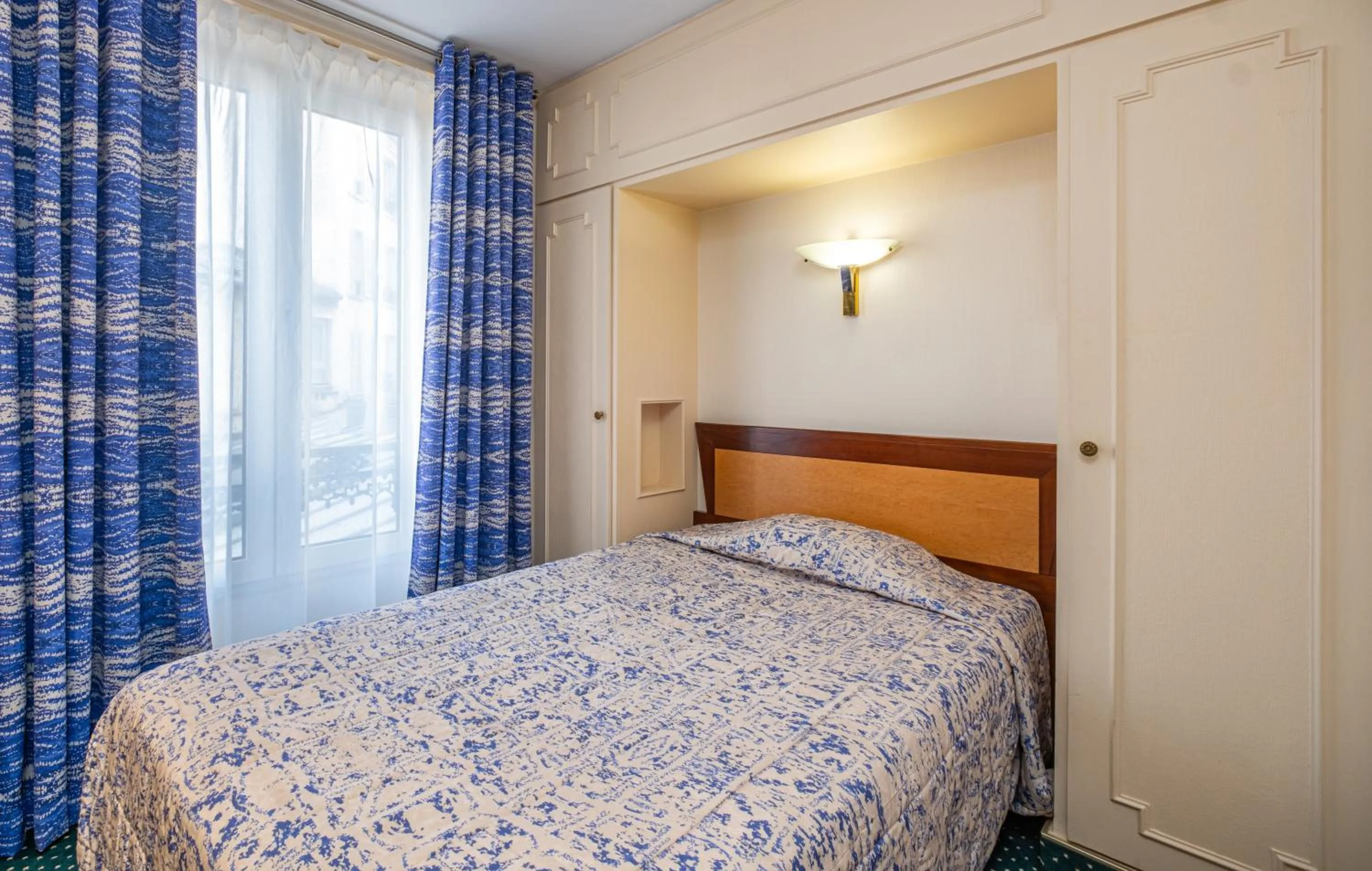 Photo of the whole room, Bed in Hotel Terminus Montparnasse