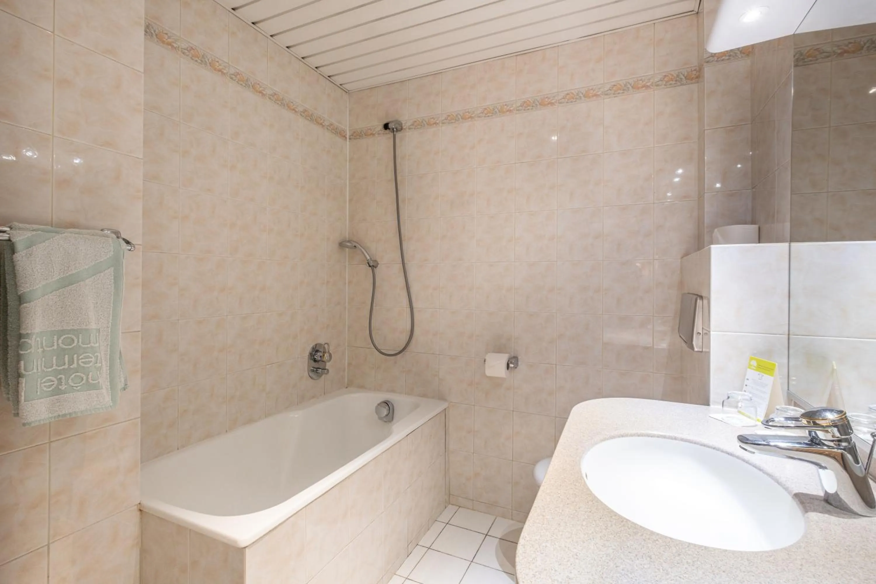 Bathroom in Hotel Terminus Montparnasse