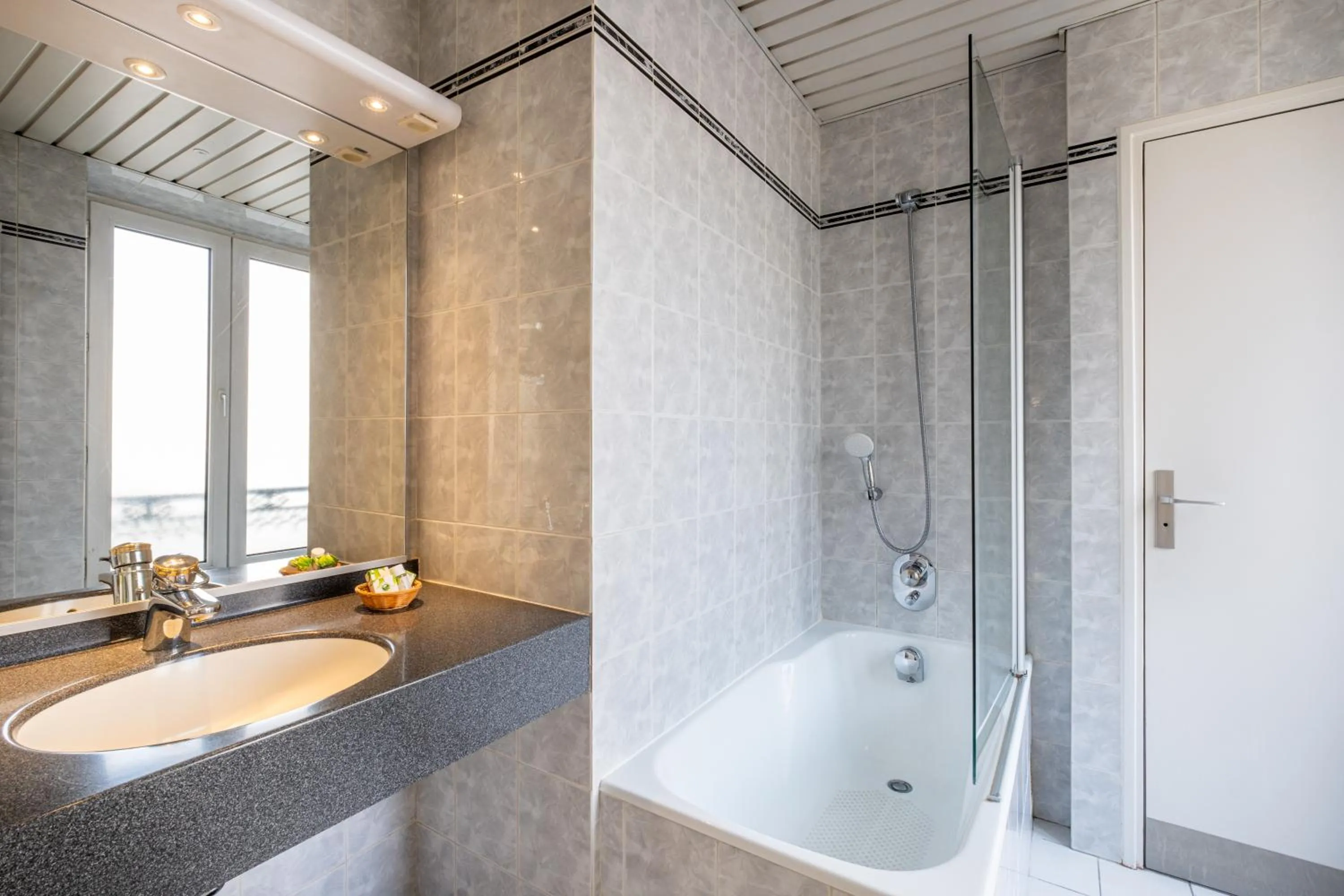 Bath in Hotel Terminus Montparnasse