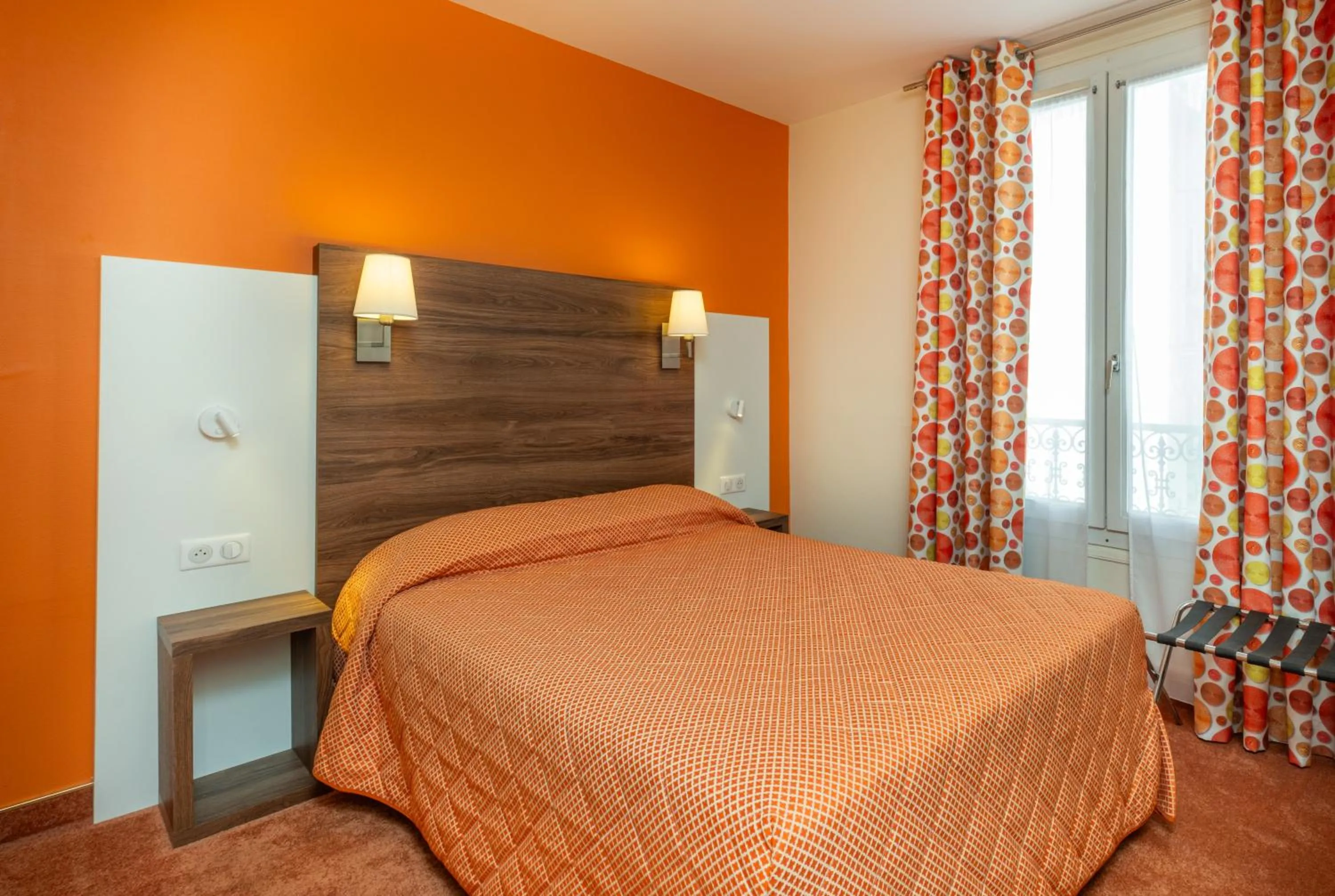 Bedroom, Bed in Hotel Terminus Montparnasse