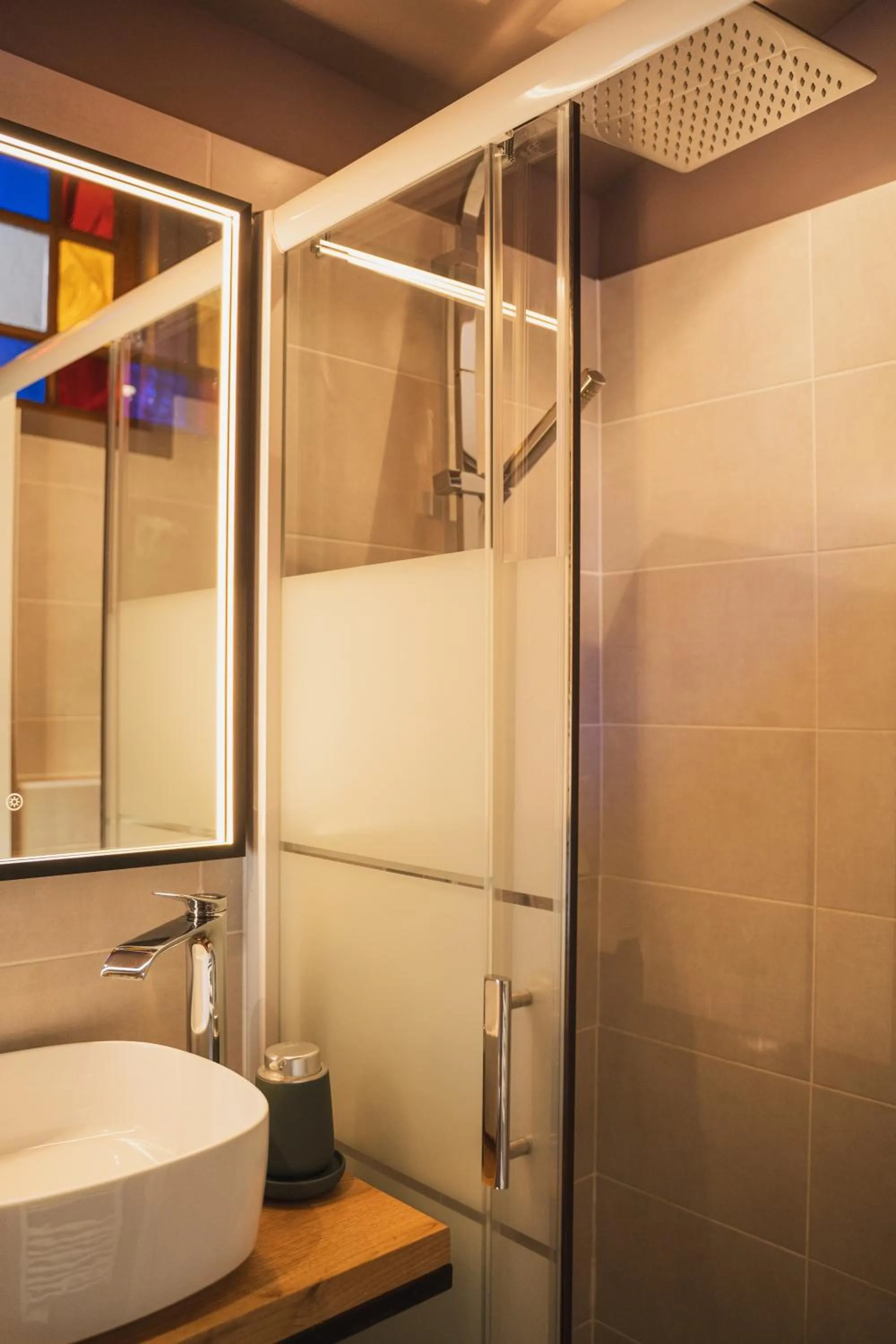 Shower in Les Jardins de Baracane