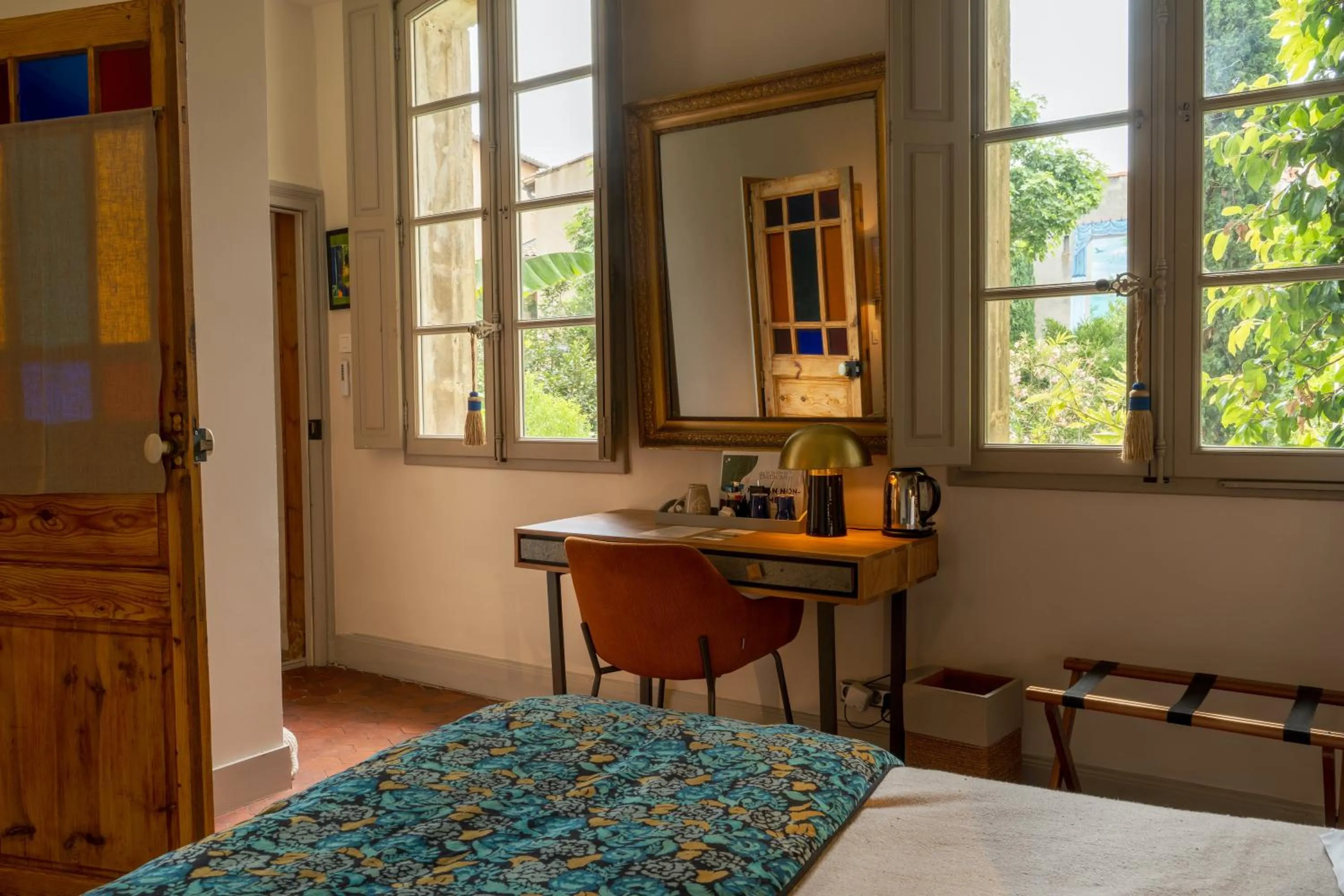 Photo of the whole room, Bed in Les Jardins de Baracane