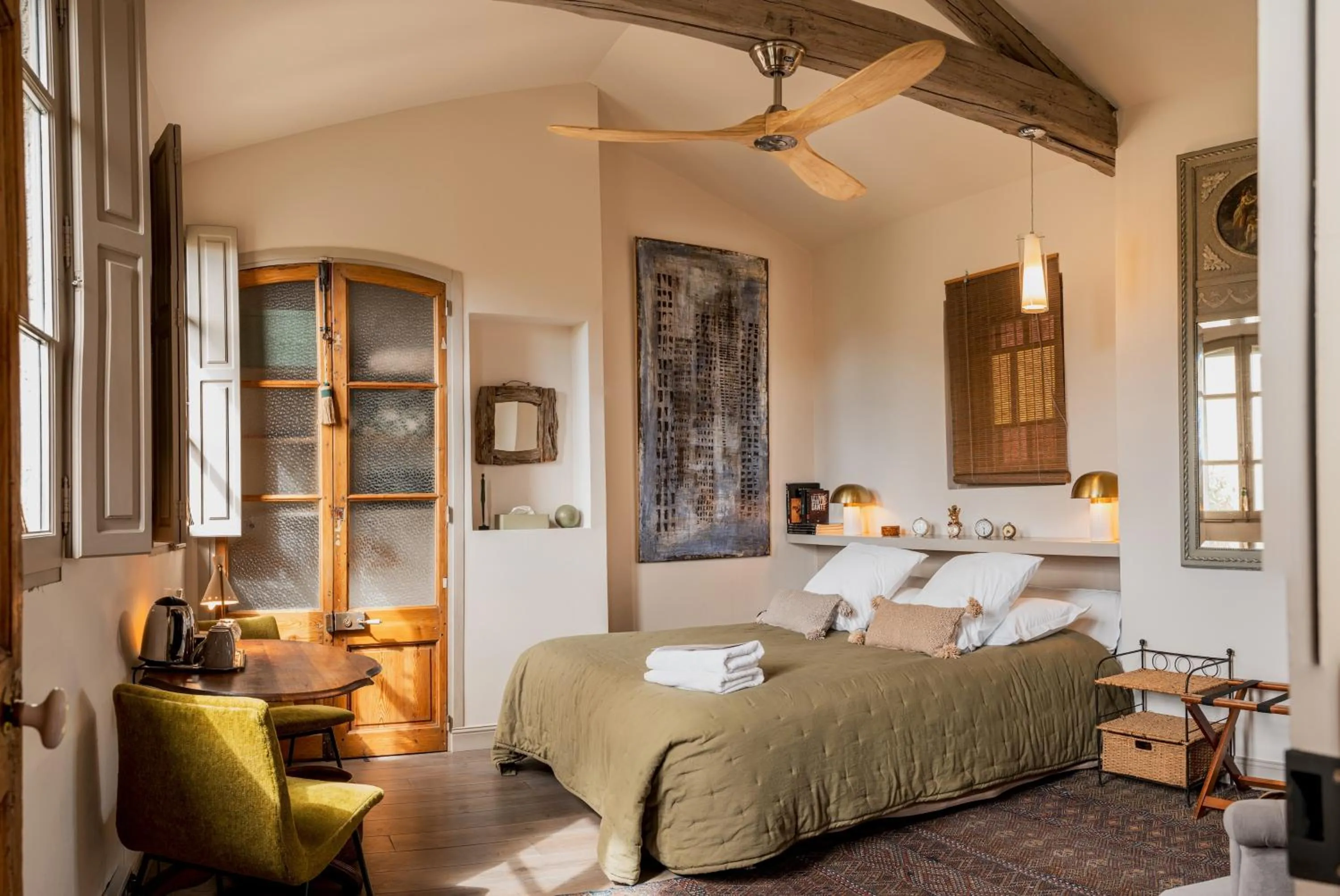 Photo of the whole room, Bed in Les Jardins de Baracane