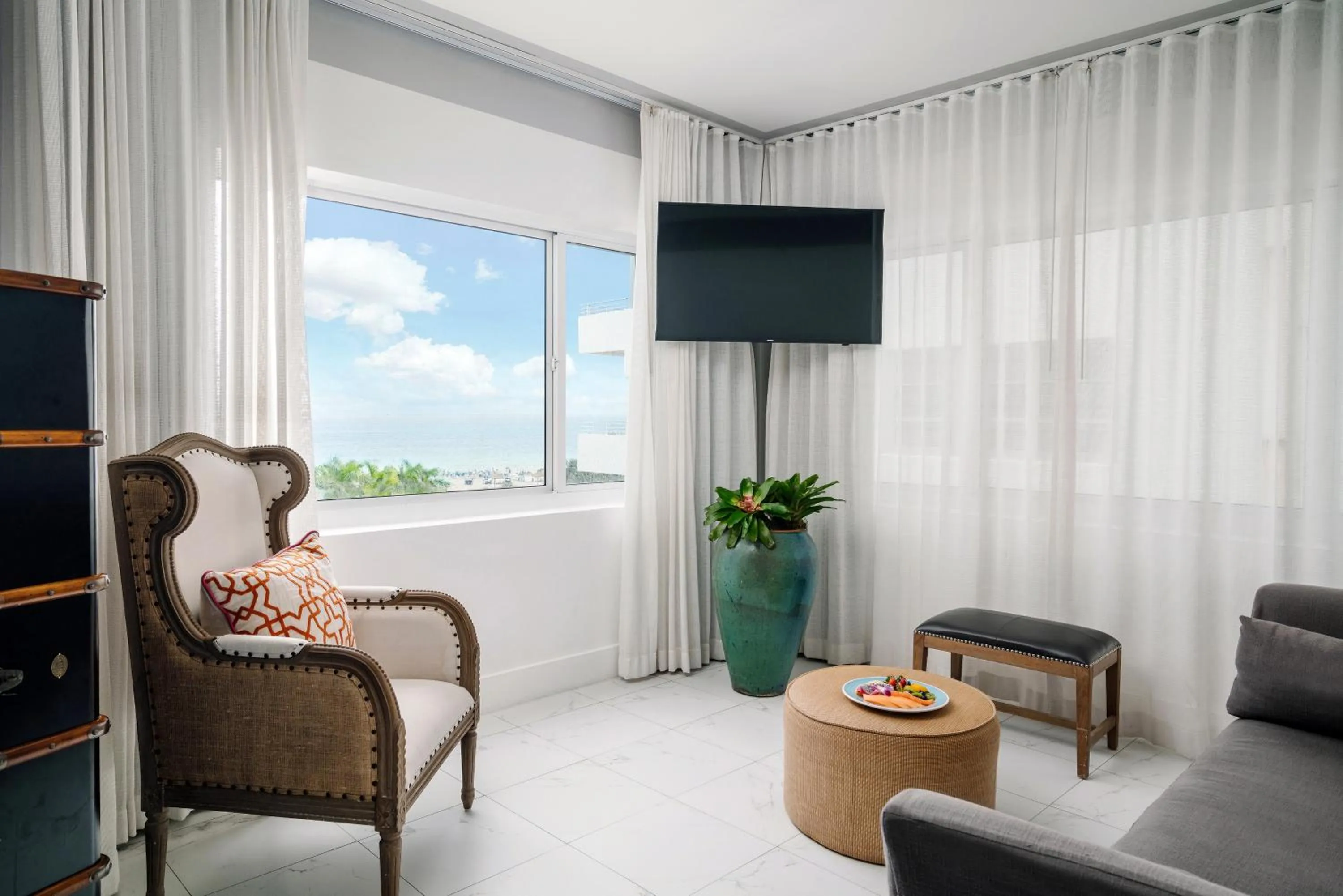 Living room in Nautilus Sonesta Miami Beach
