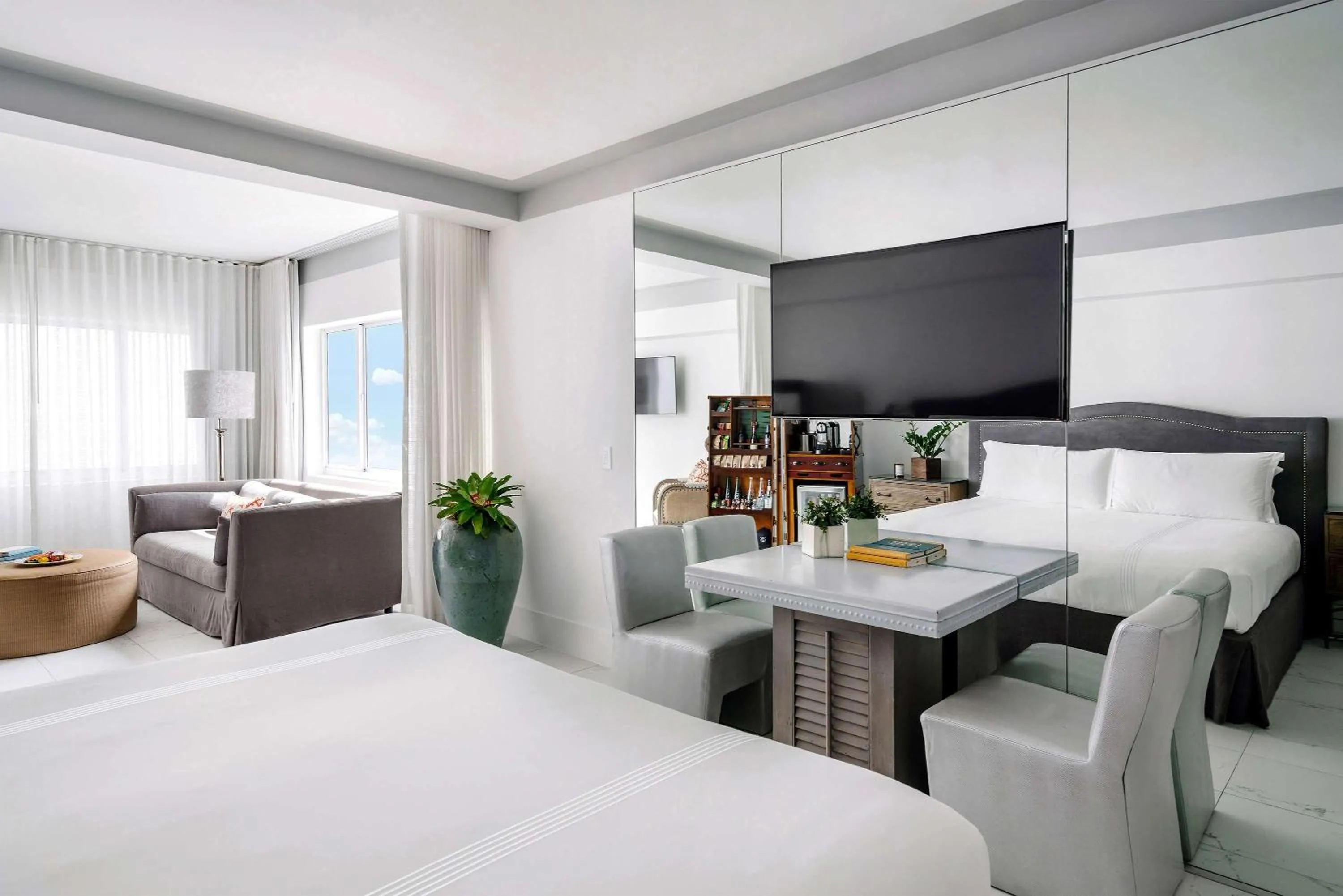 Bedroom, Bed in Nautilus Sonesta Miami Beach