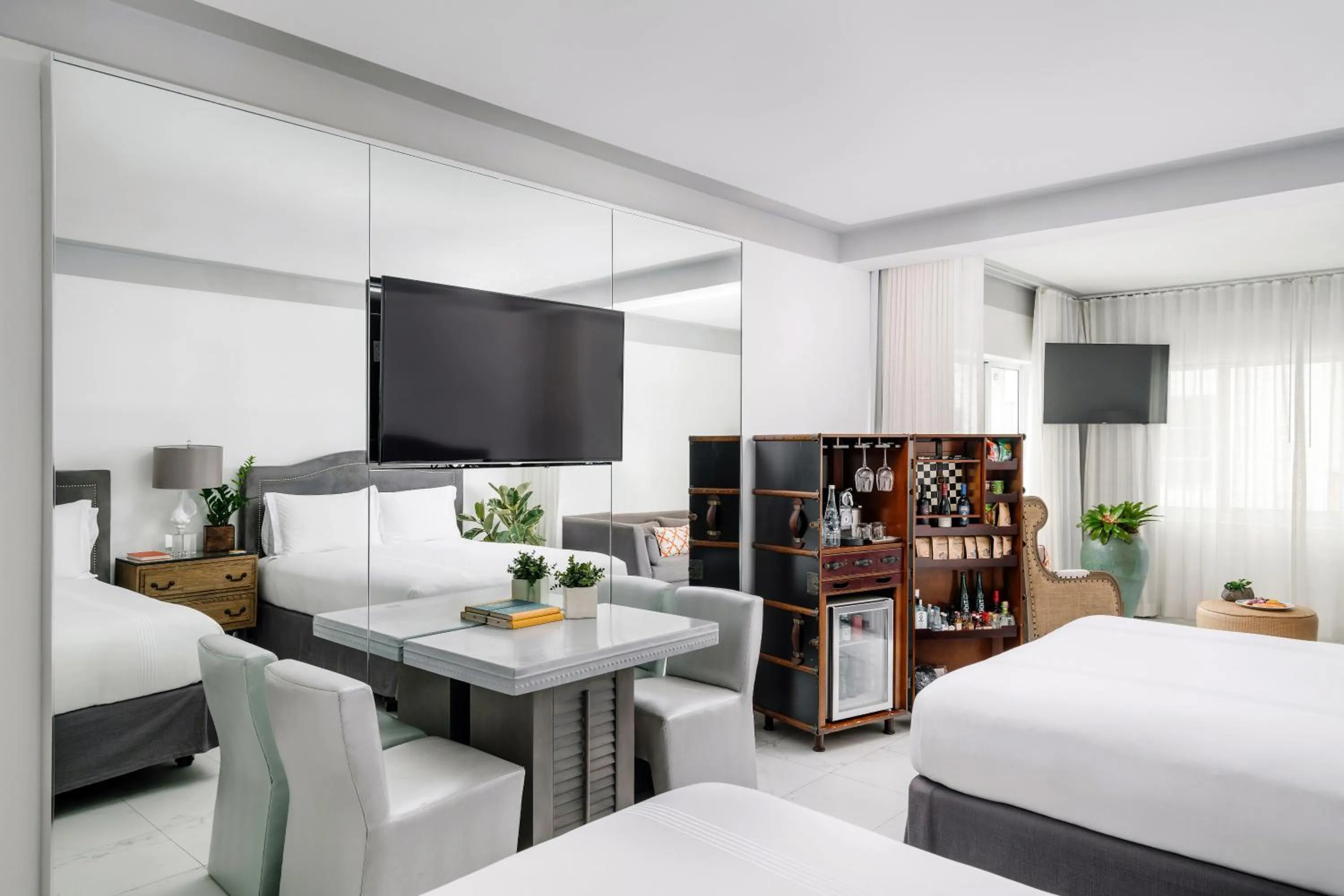 Dining area, Bed in Nautilus Sonesta Miami Beach