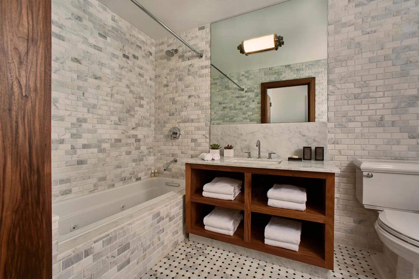 Shower in Nautilus Sonesta Miami Beach