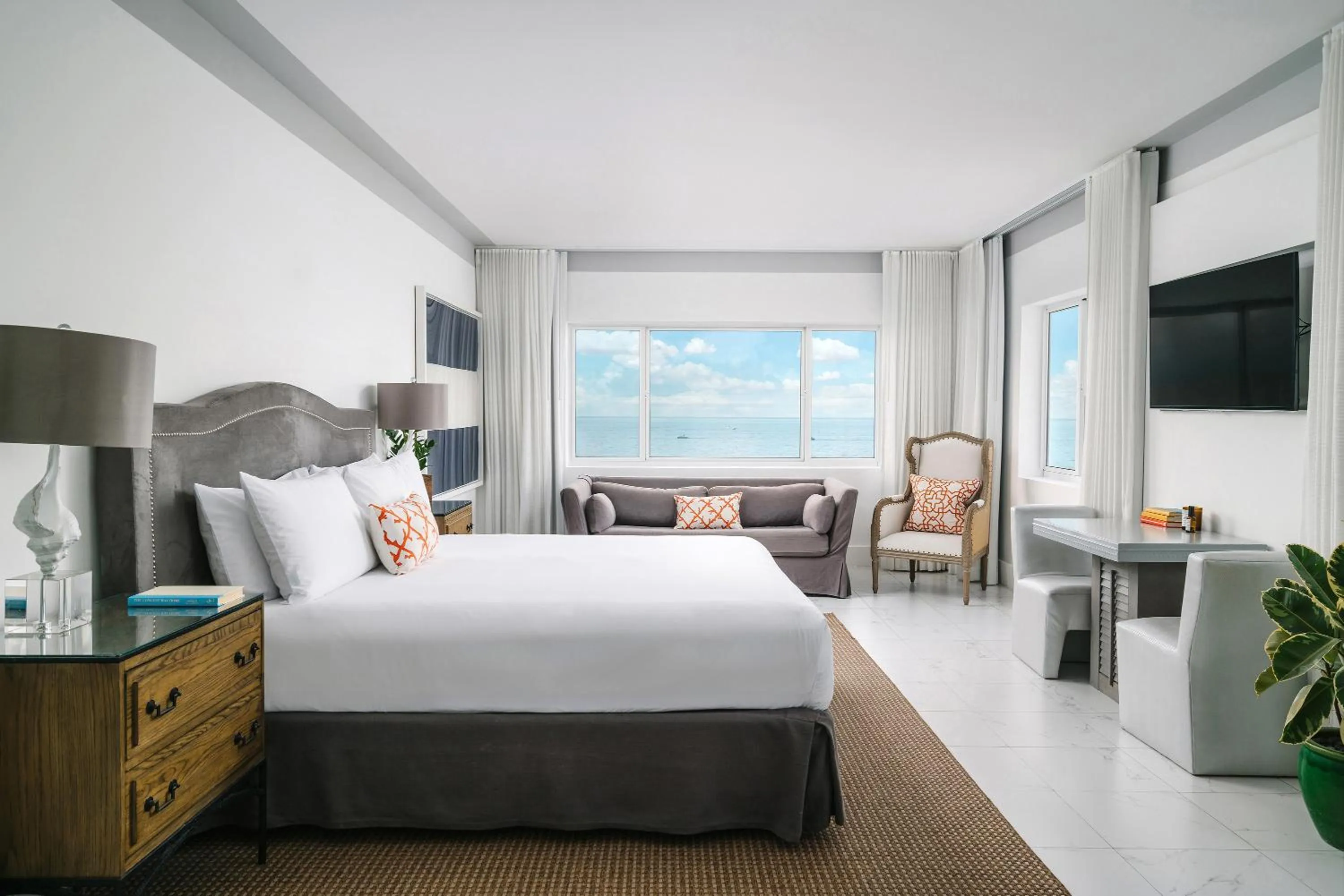 Bed in Nautilus Sonesta Miami Beach